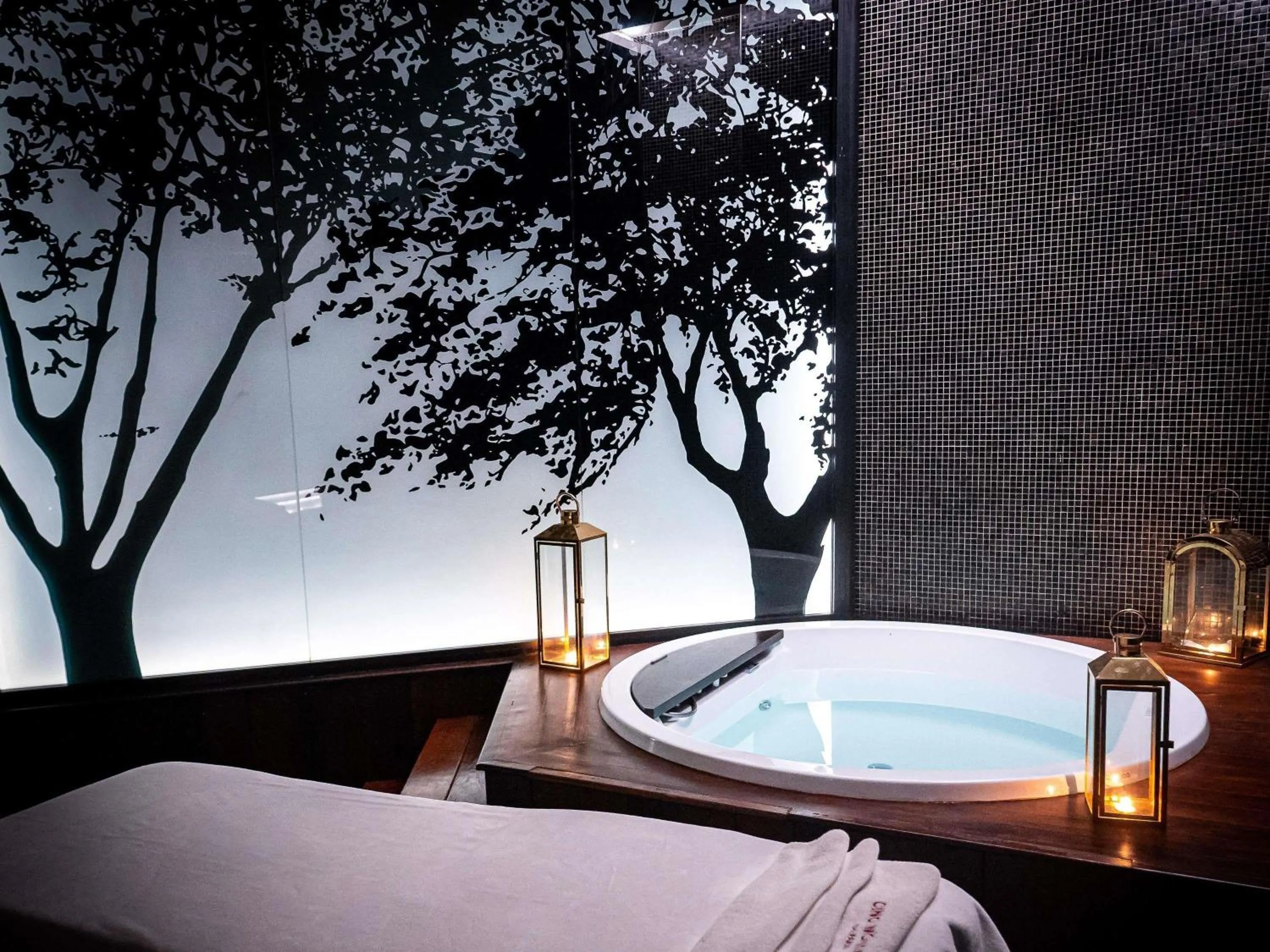 Spa and wellness centre/facilities, Bed in Mövenpick Hotel du Lac Tunis