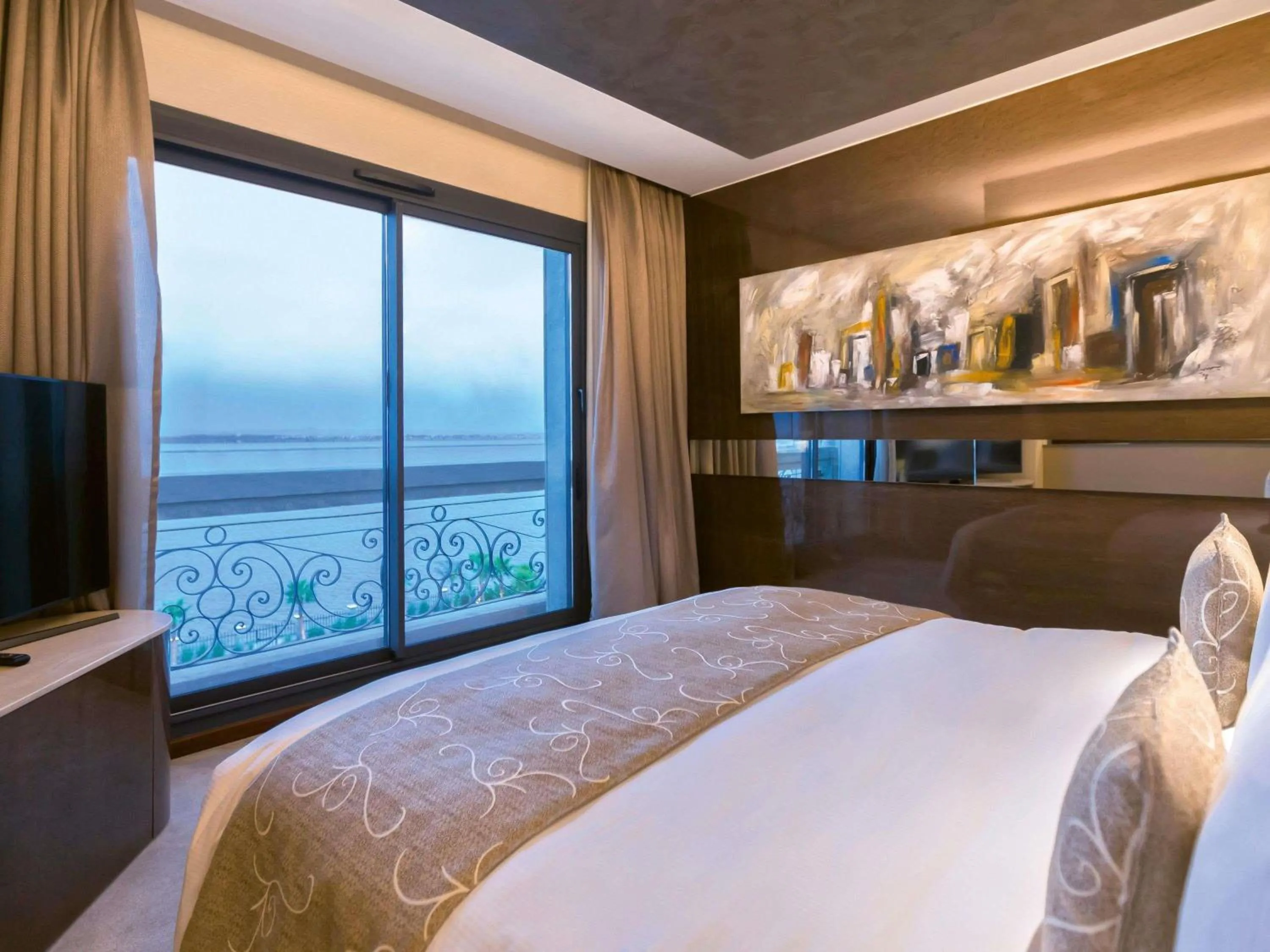 Bedroom, Bed in Mövenpick Hotel du Lac Tunis