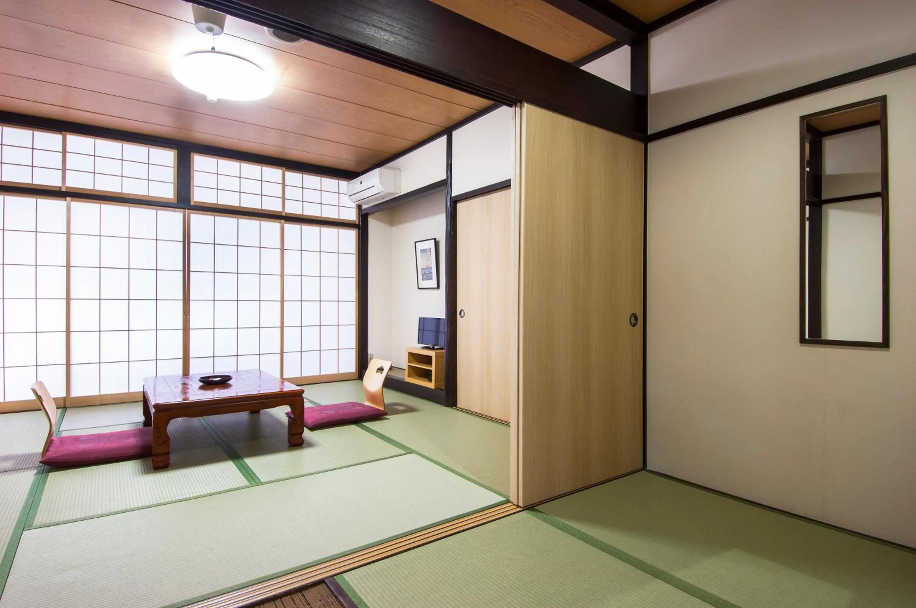 Photo of the whole room in Nikko Tokanso