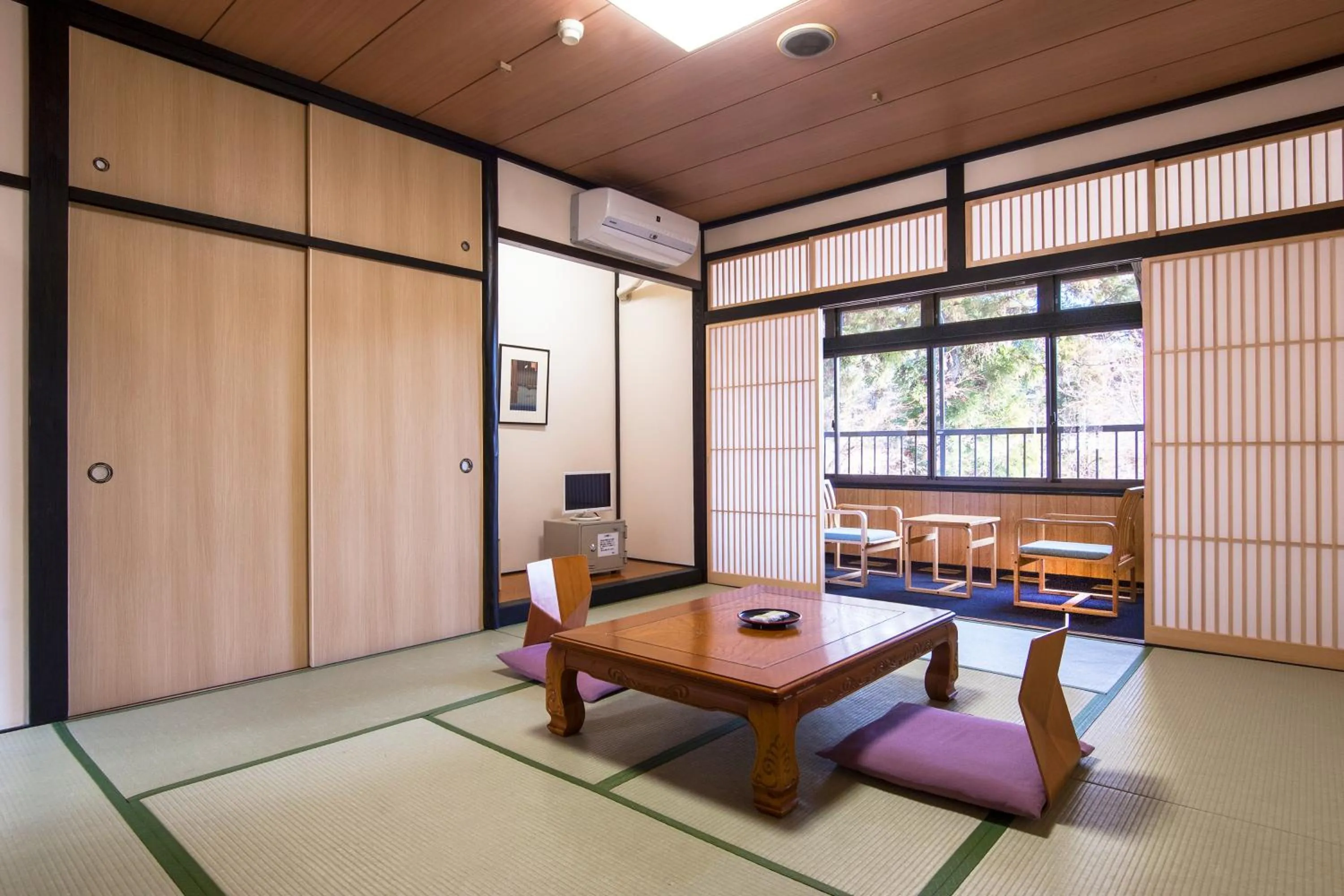 Photo of the whole room in Nikko Tokanso