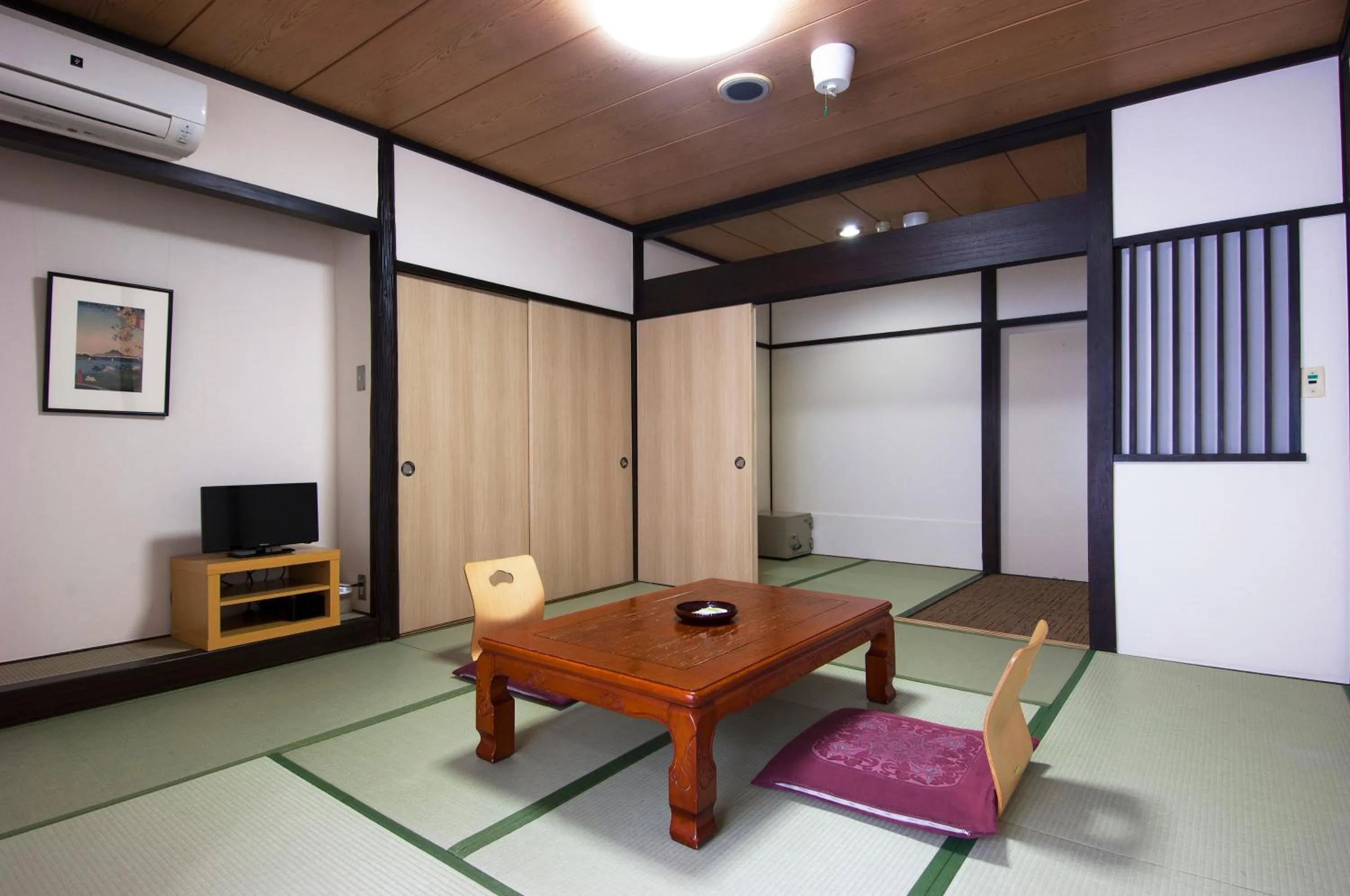 Photo of the whole room in Nikko Tokanso