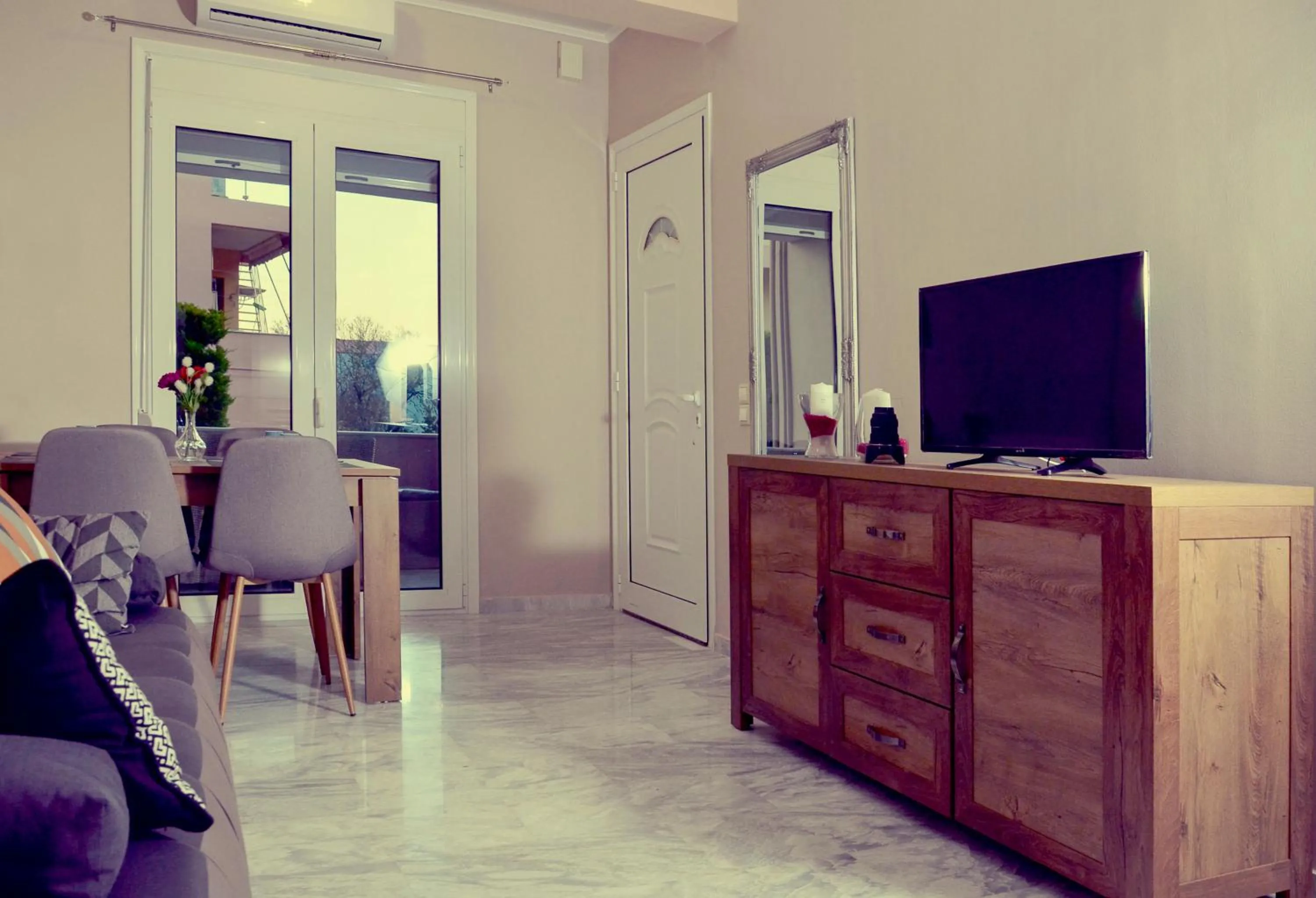 TV and multimedia in Mastiha Villas in Town