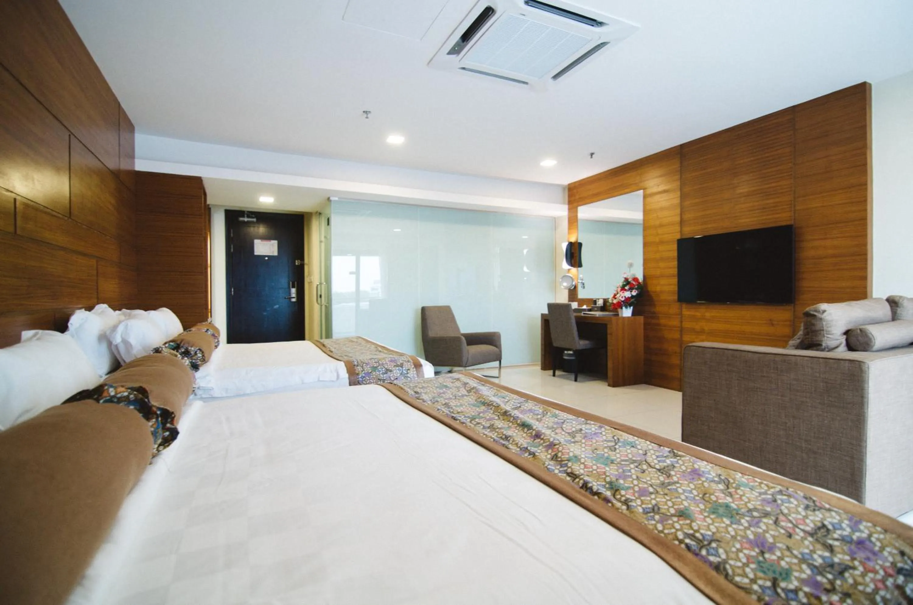 Shower, Bed in Hotel Sfera