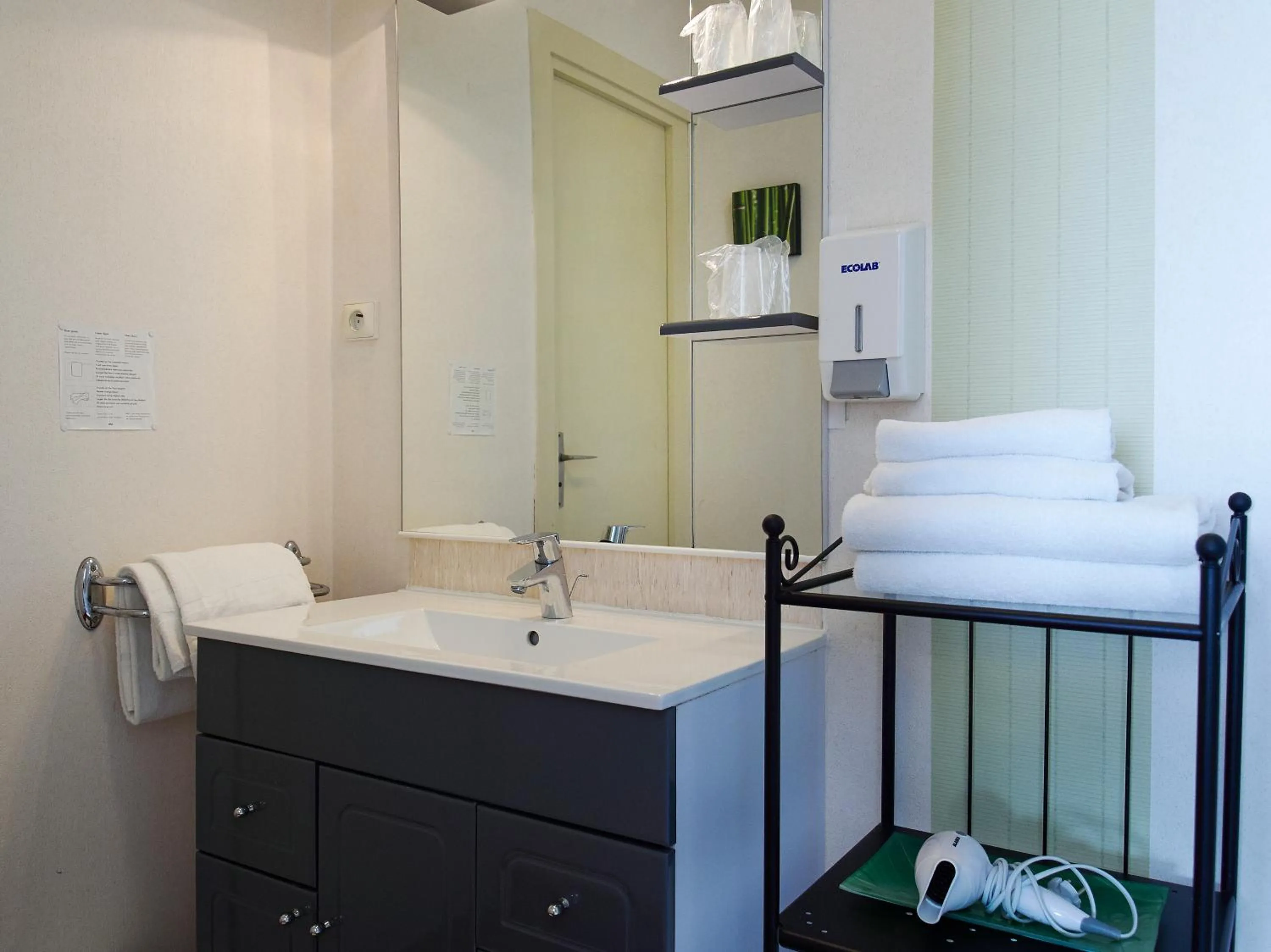 Bathroom, Bed in Hôtel Fontaine, Morlaix