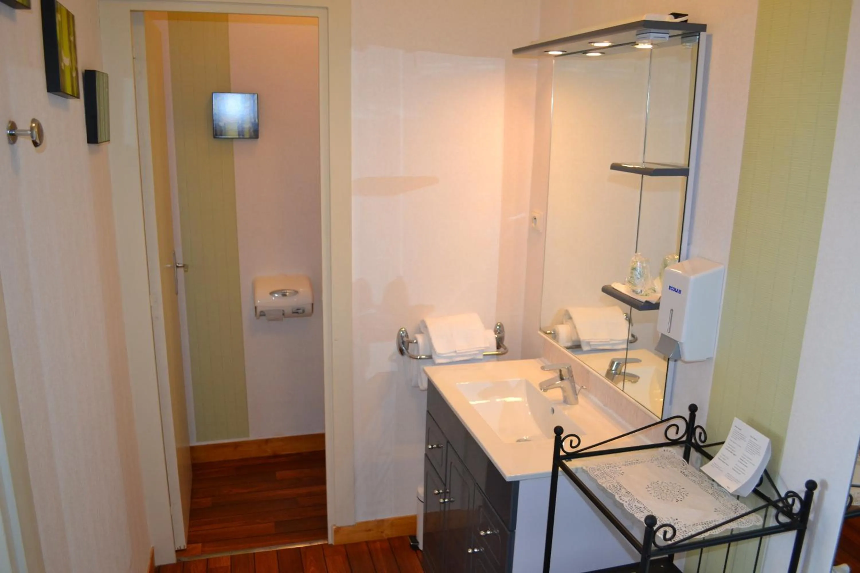 Bathroom in Hôtel Fontaine, Morlaix