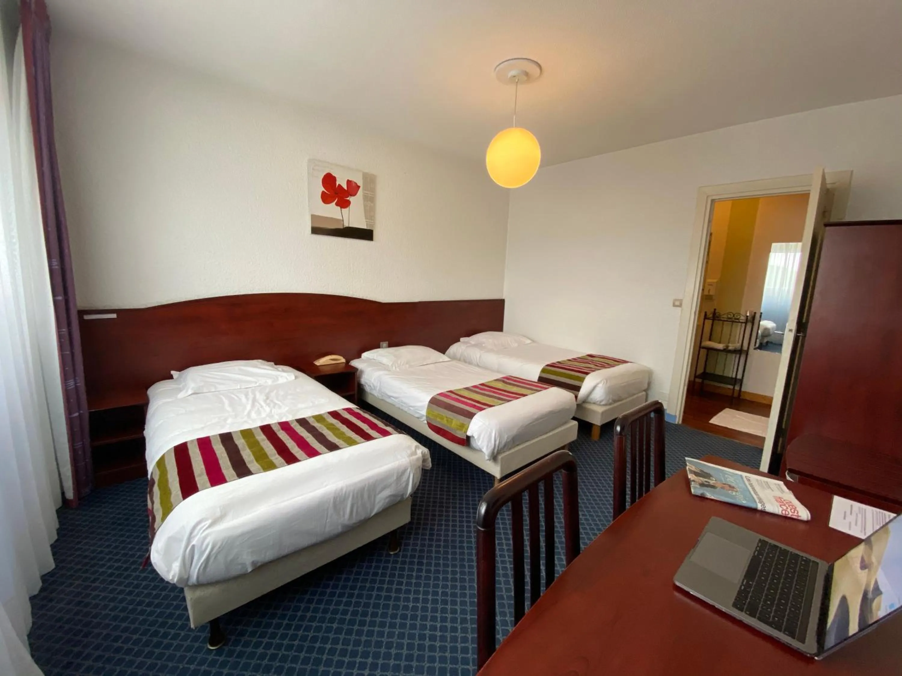 Bedroom, Bed in Hôtel Fontaine, Morlaix