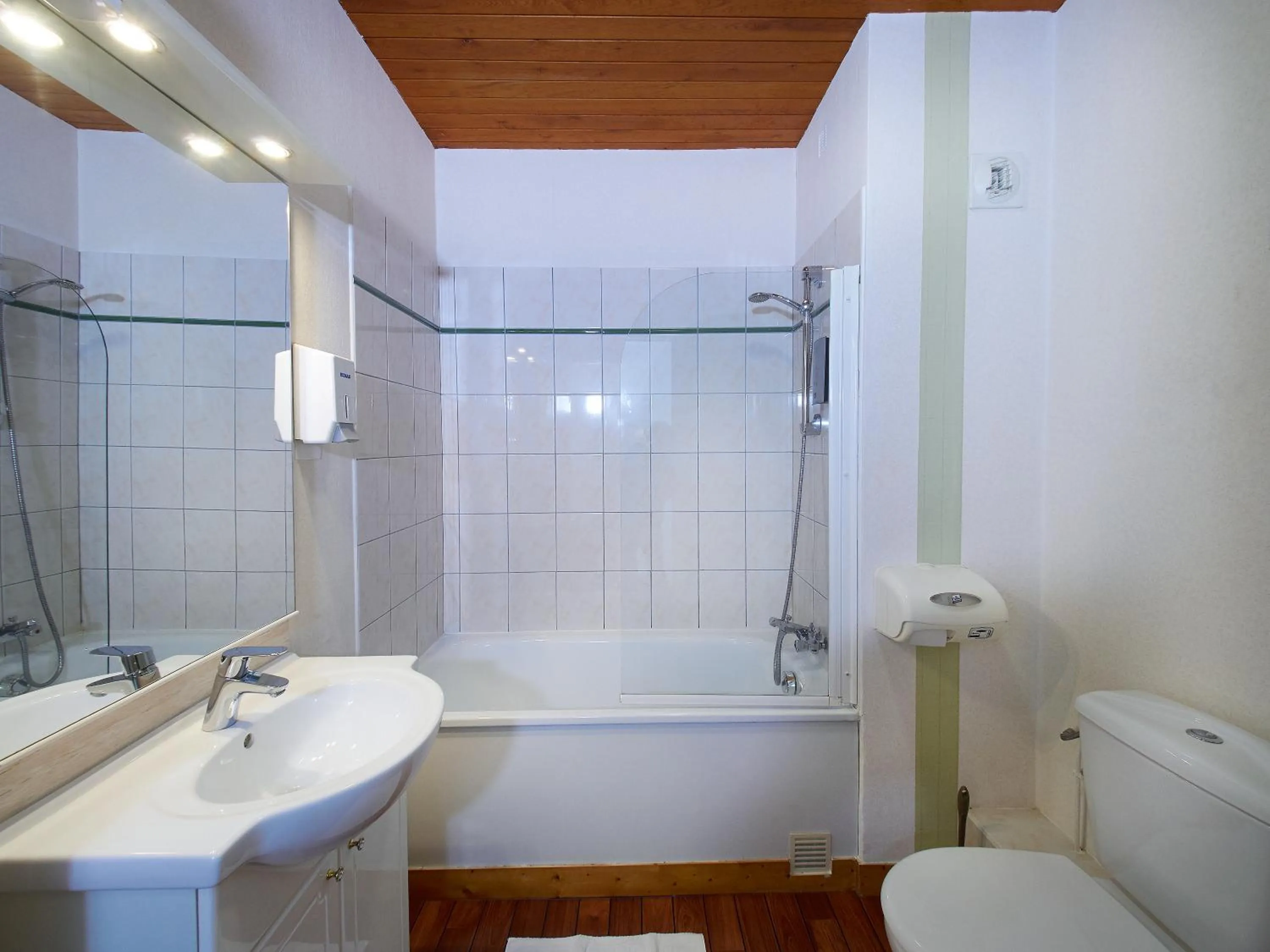 Toilet in Hôtel Fontaine, Morlaix