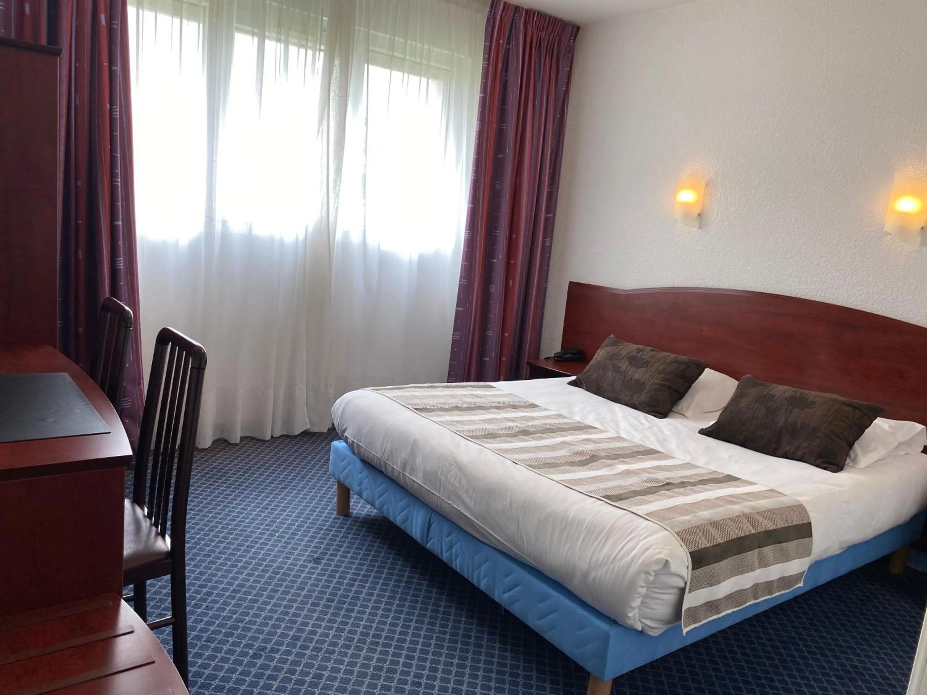 Bed in Hôtel Fontaine, Morlaix