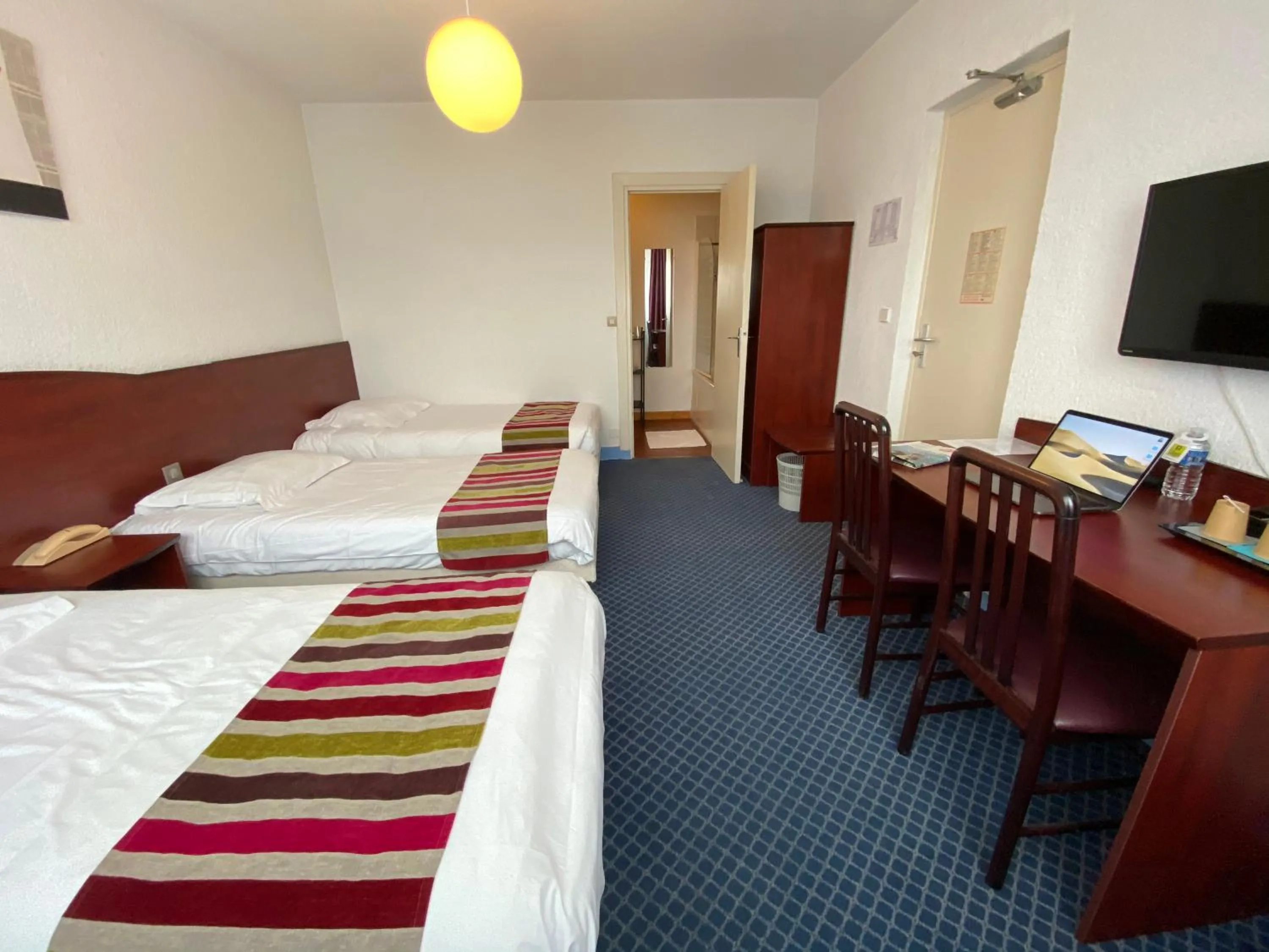 Bed in Hôtel Fontaine, Morlaix