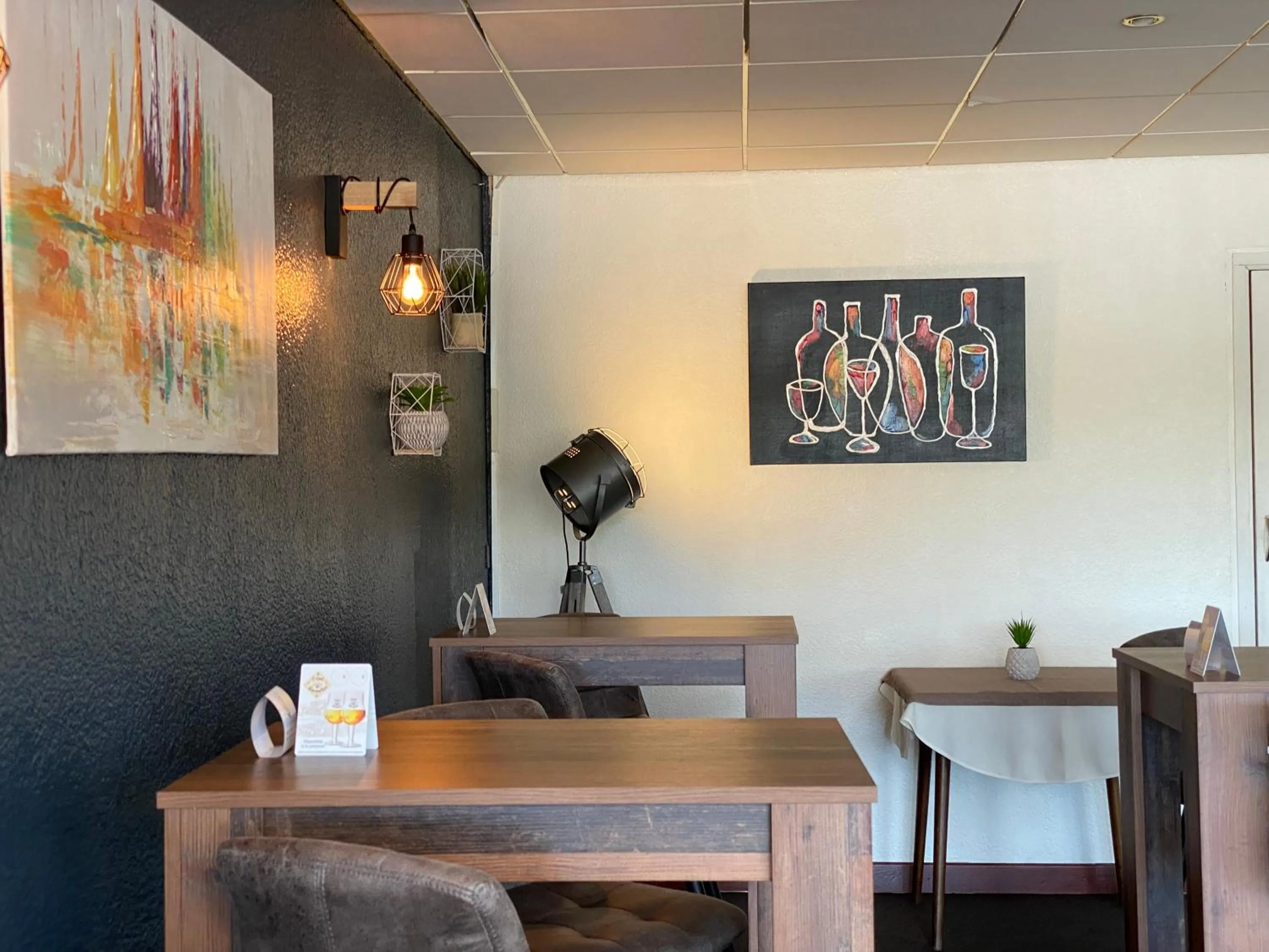 Lounge or bar in Hôtel Fontaine, Morlaix