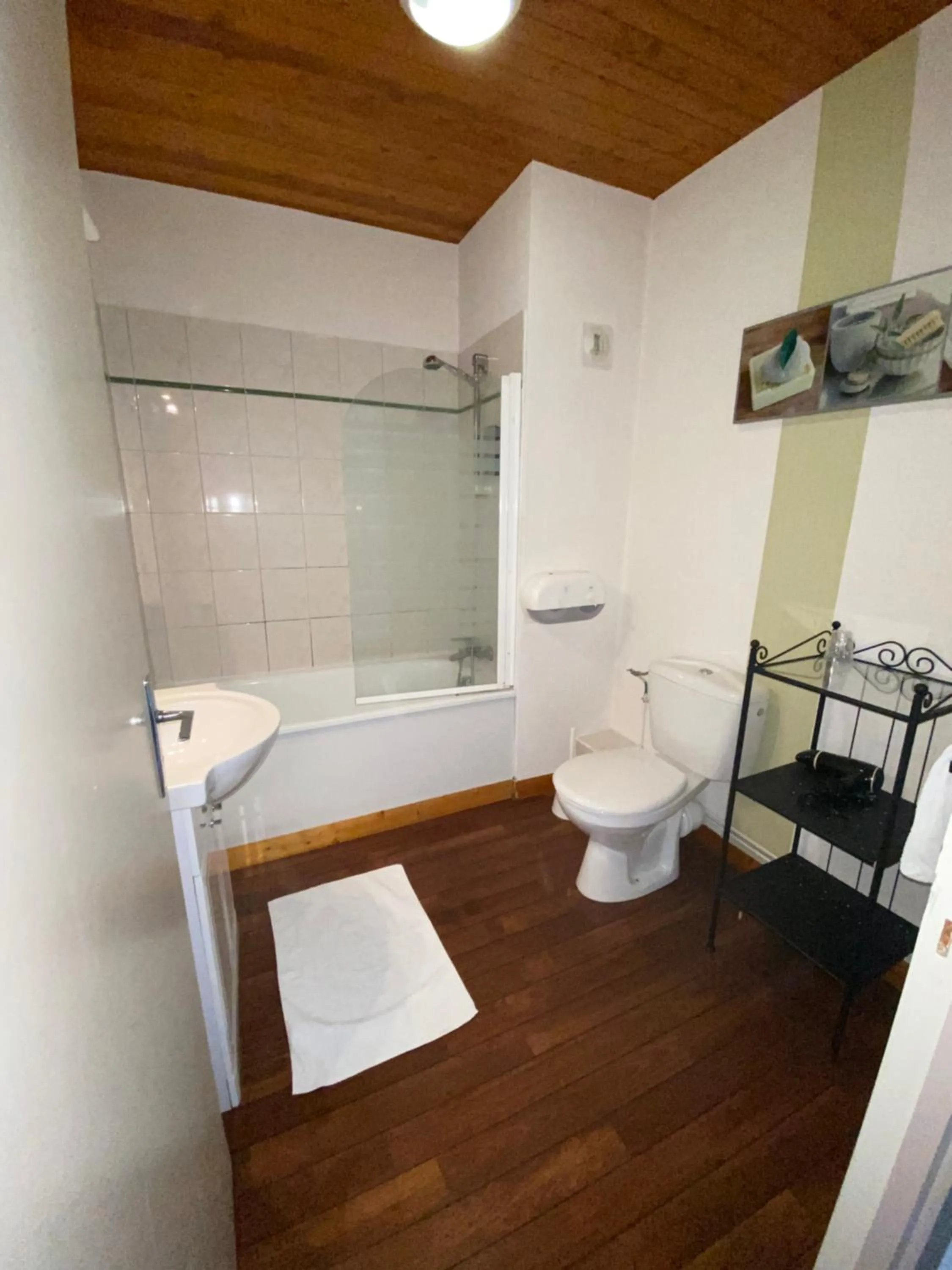 Bathroom in Hôtel Fontaine, Morlaix