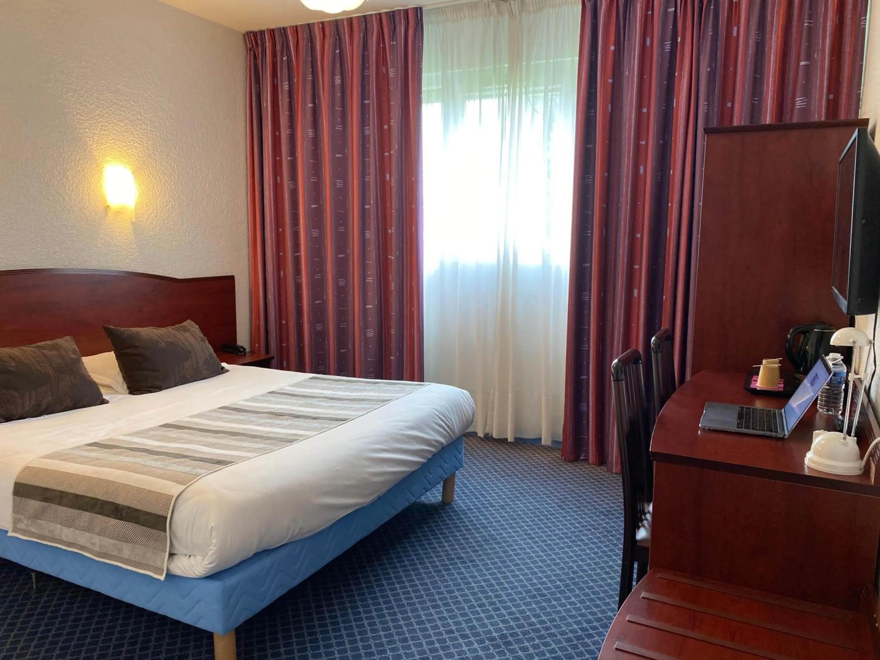 Bedroom, Bed in Hôtel Fontaine, Morlaix