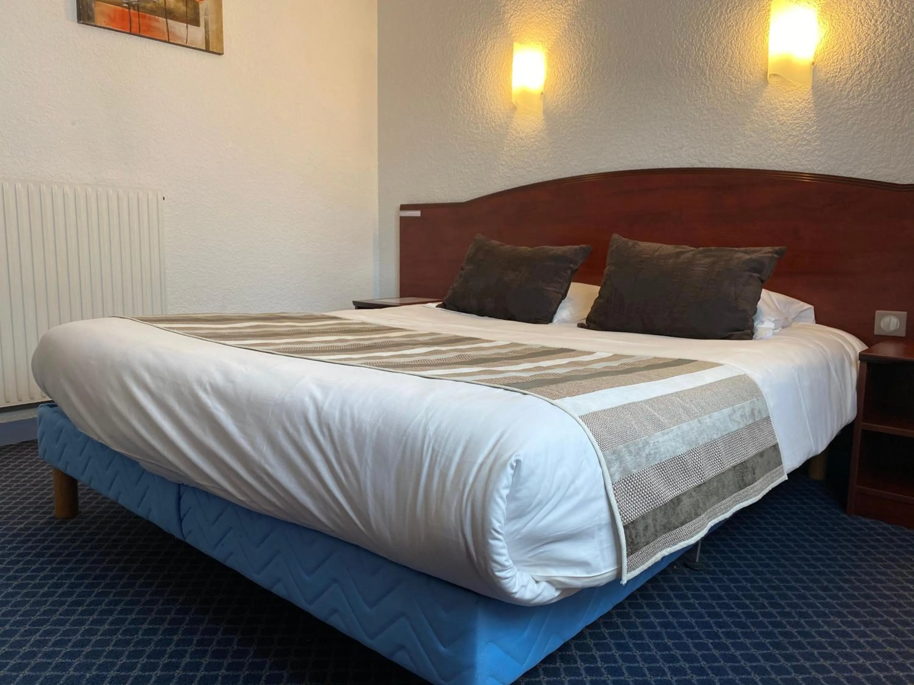 Bed in Hôtel Fontaine, Morlaix