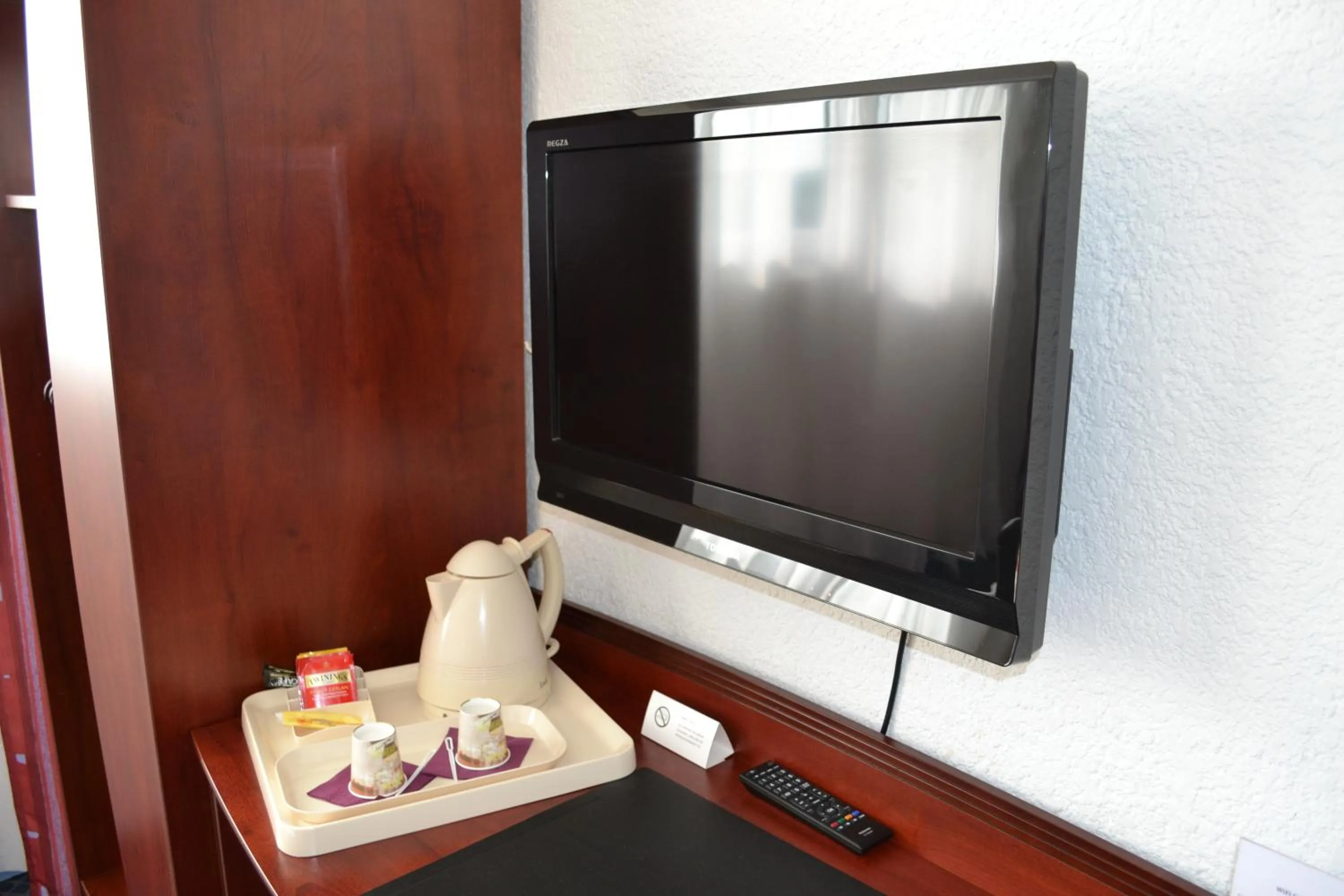 TV and multimedia in Hôtel Fontaine, Morlaix