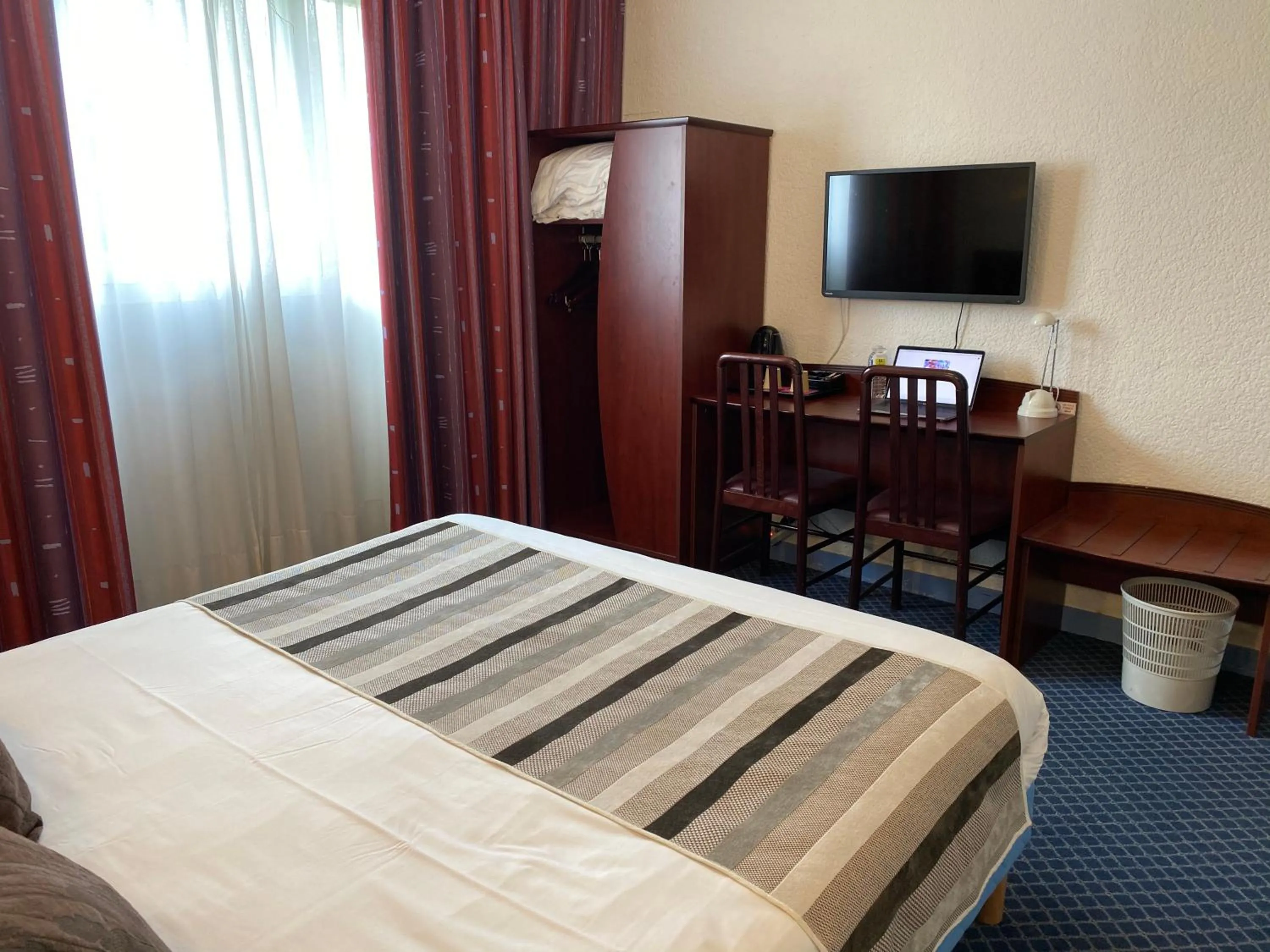 Bed in Hôtel Fontaine, Morlaix