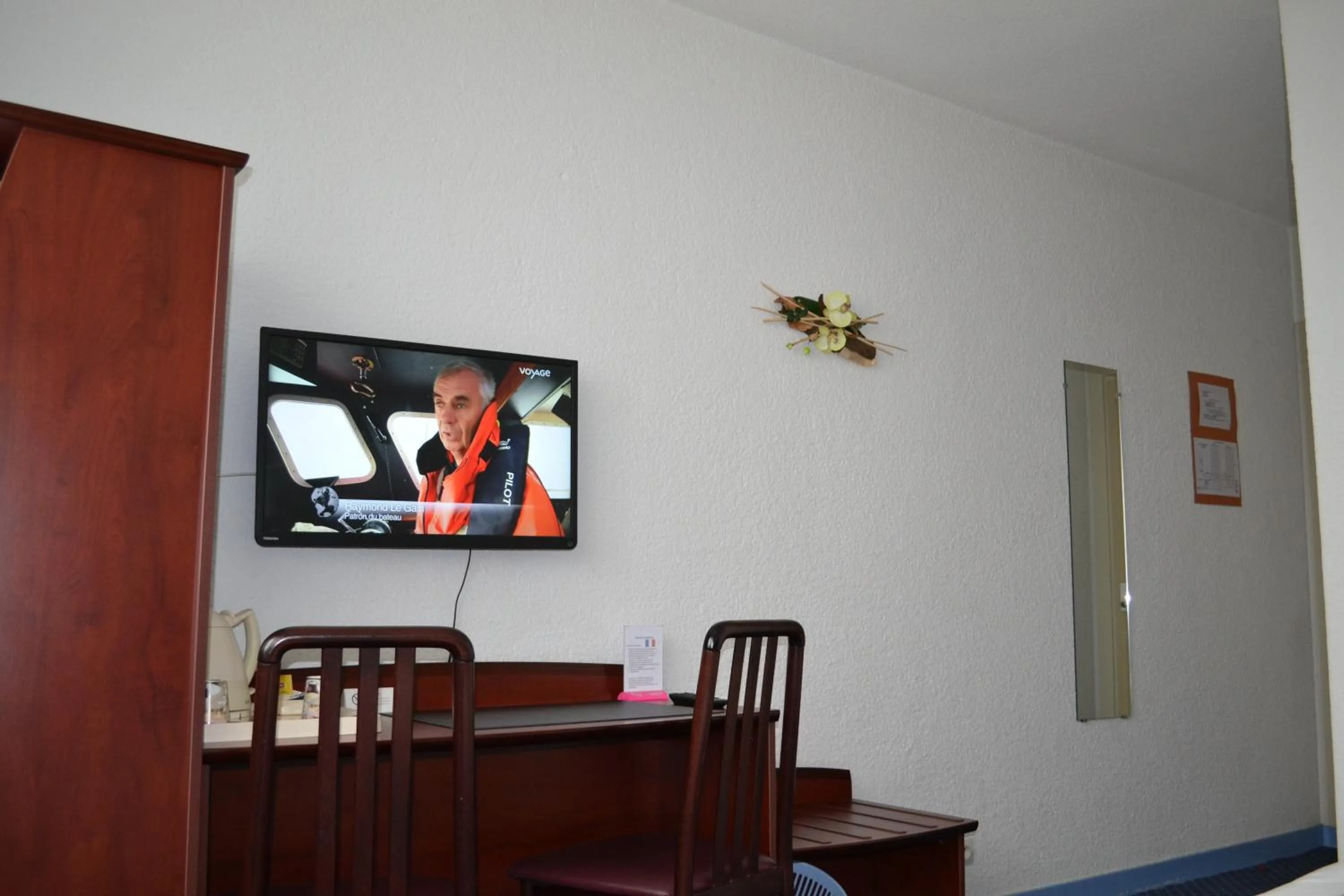 TV and multimedia in Hôtel Fontaine, Morlaix