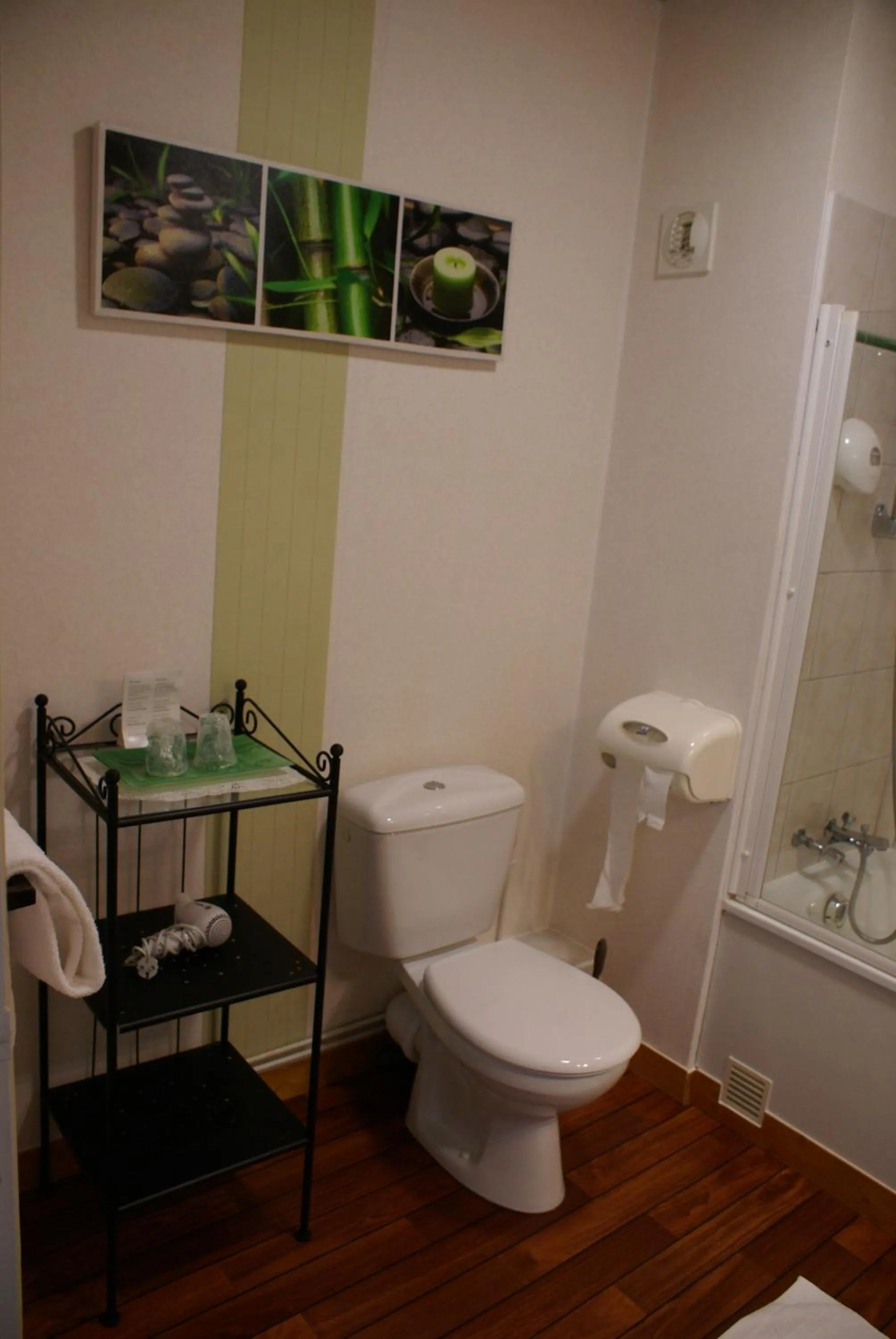 Bathroom in Hôtel Fontaine, Morlaix