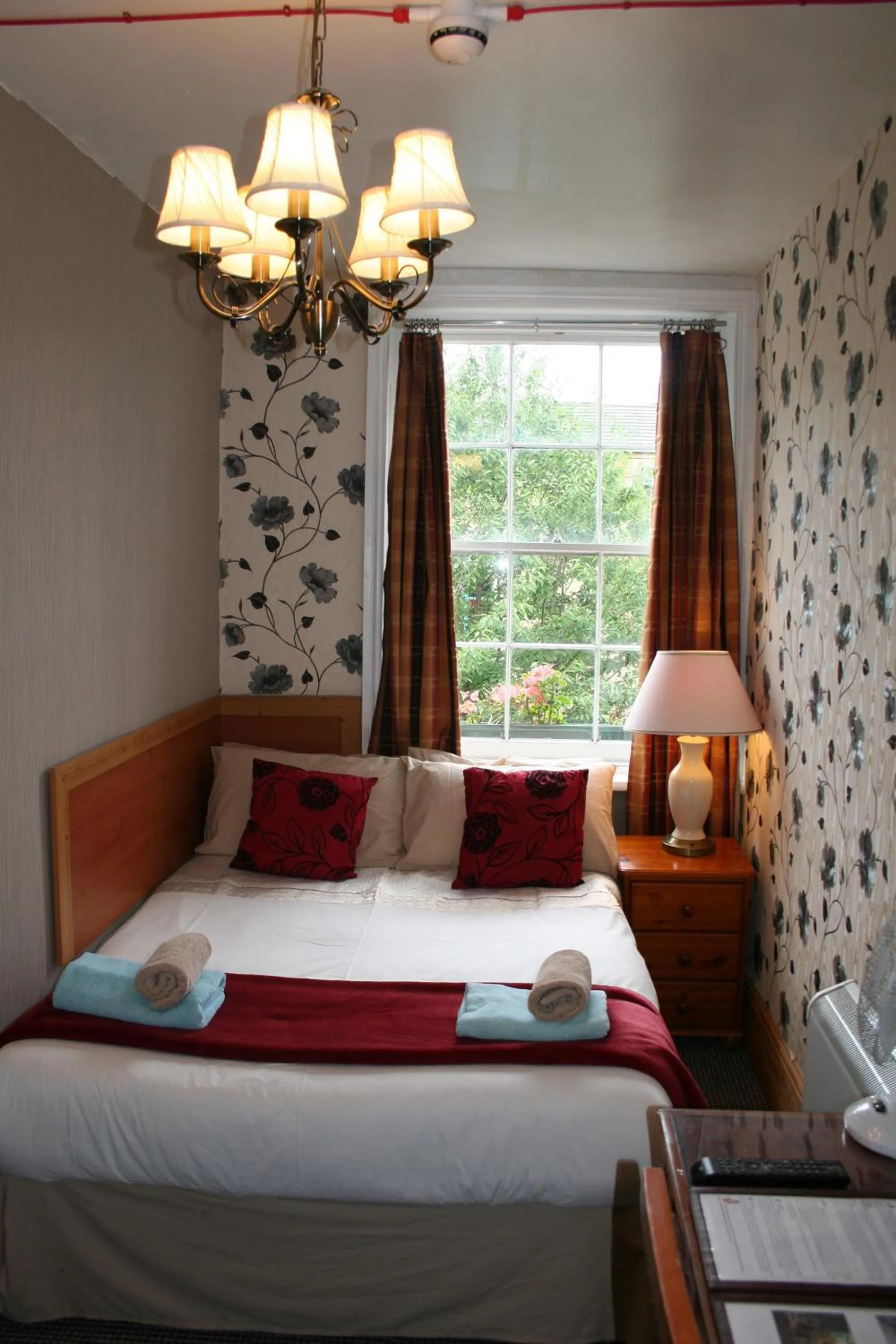 Small Double Room with Private Bathroom in Central Station