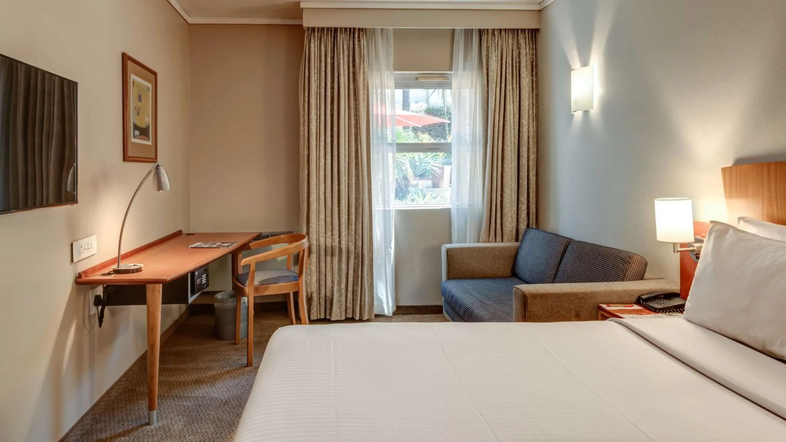 Photo of the whole room, Bed in StayEasy Pretoria