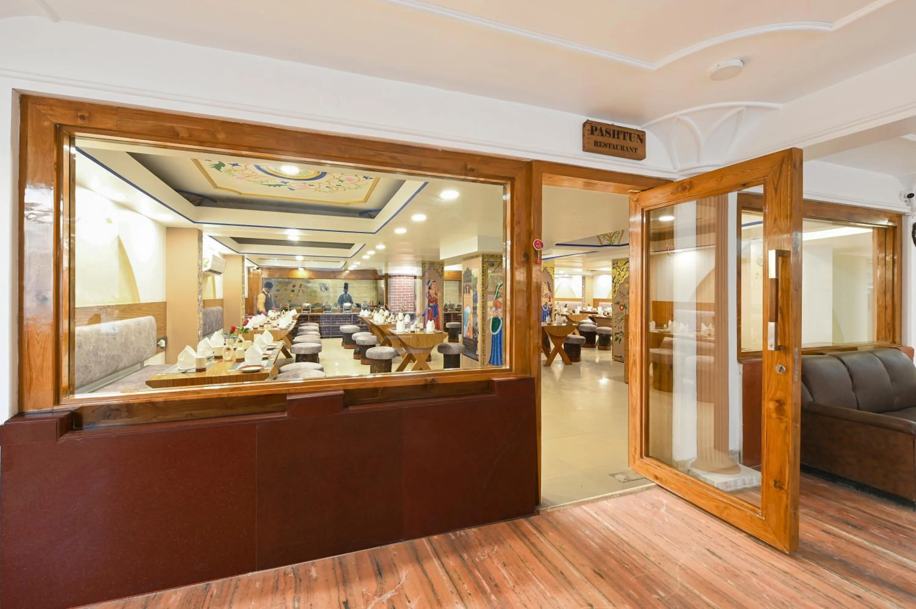 Restaurant/places to eat in Hotel Ganga Ratan