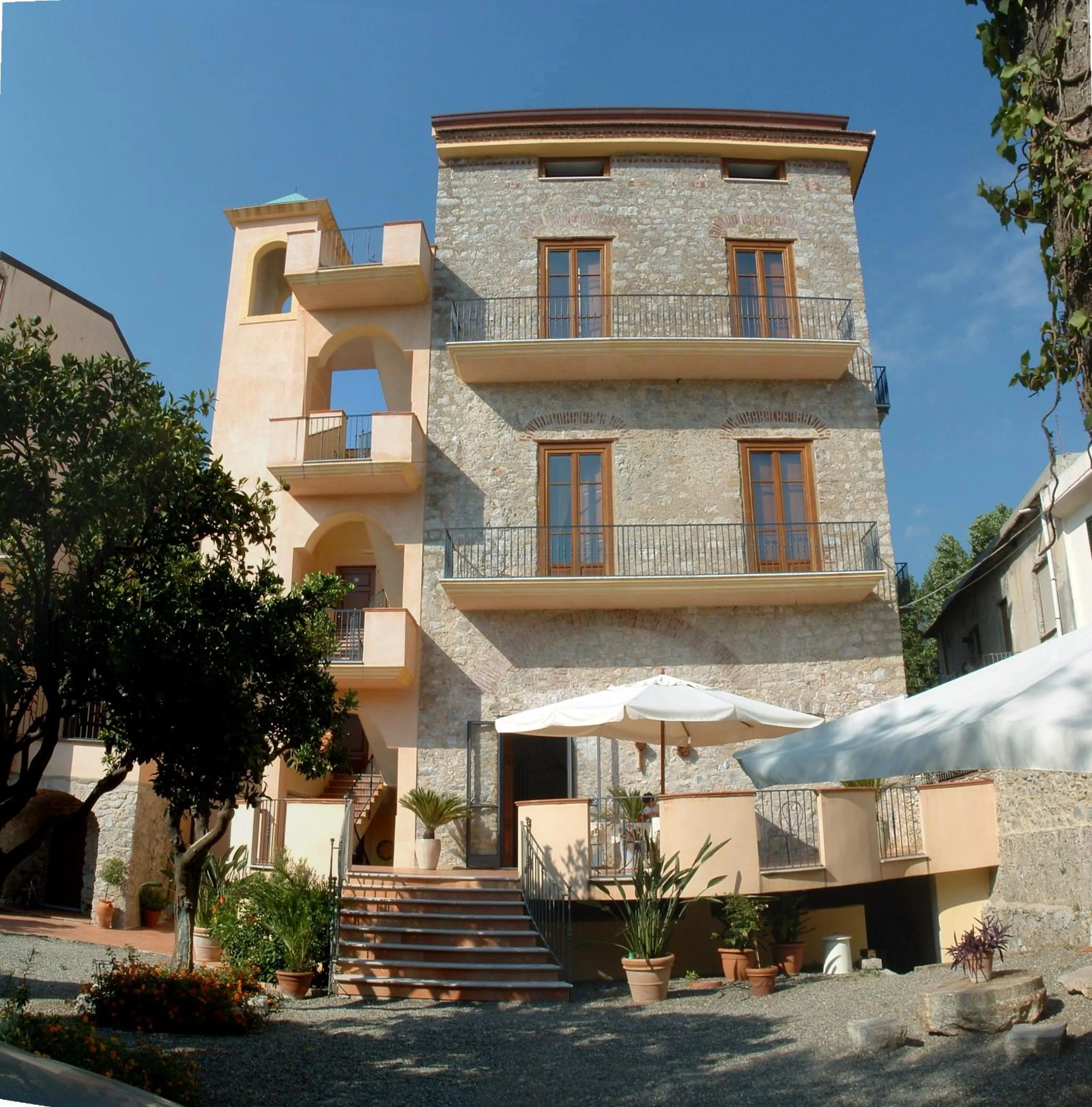 Facade/entrance in Hotel Del Sole Al Plebiscito