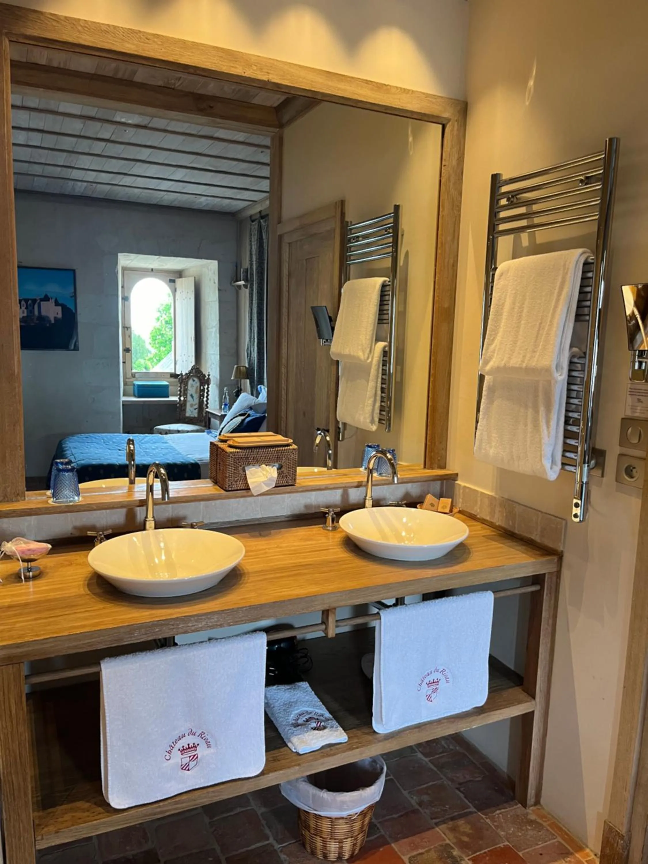 Bathroom in Hôtel du Château du Rivau