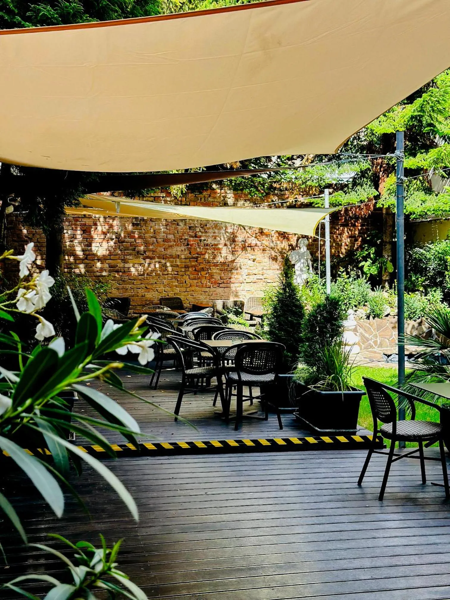 Restaurant/places to eat in 7Days B&B