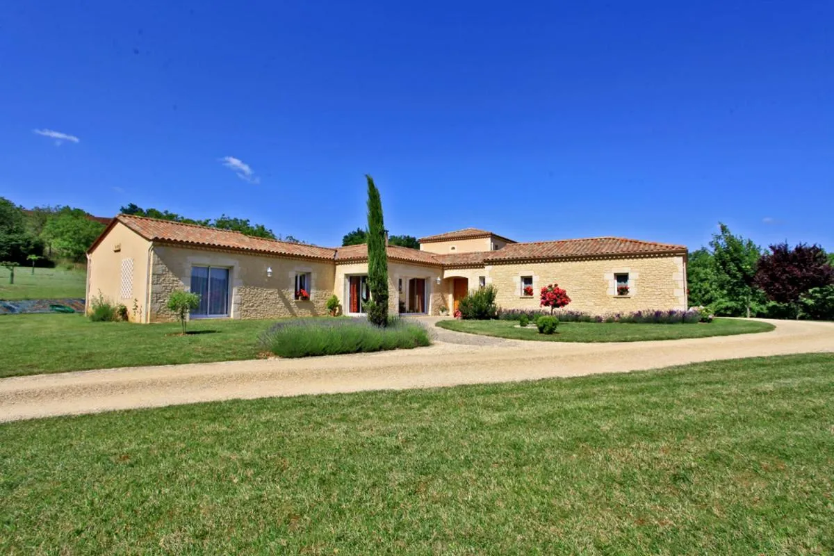 Facade/entrance in Les Chenes Rouges