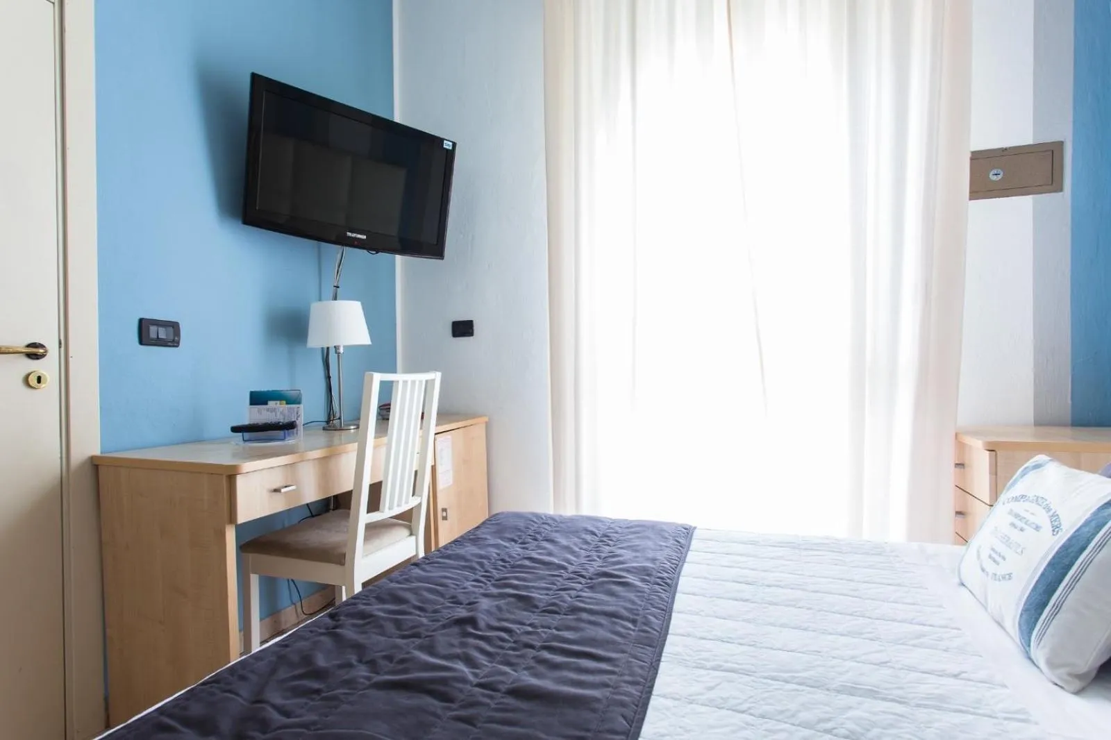 TV and multimedia, Bed in Hotel Flora