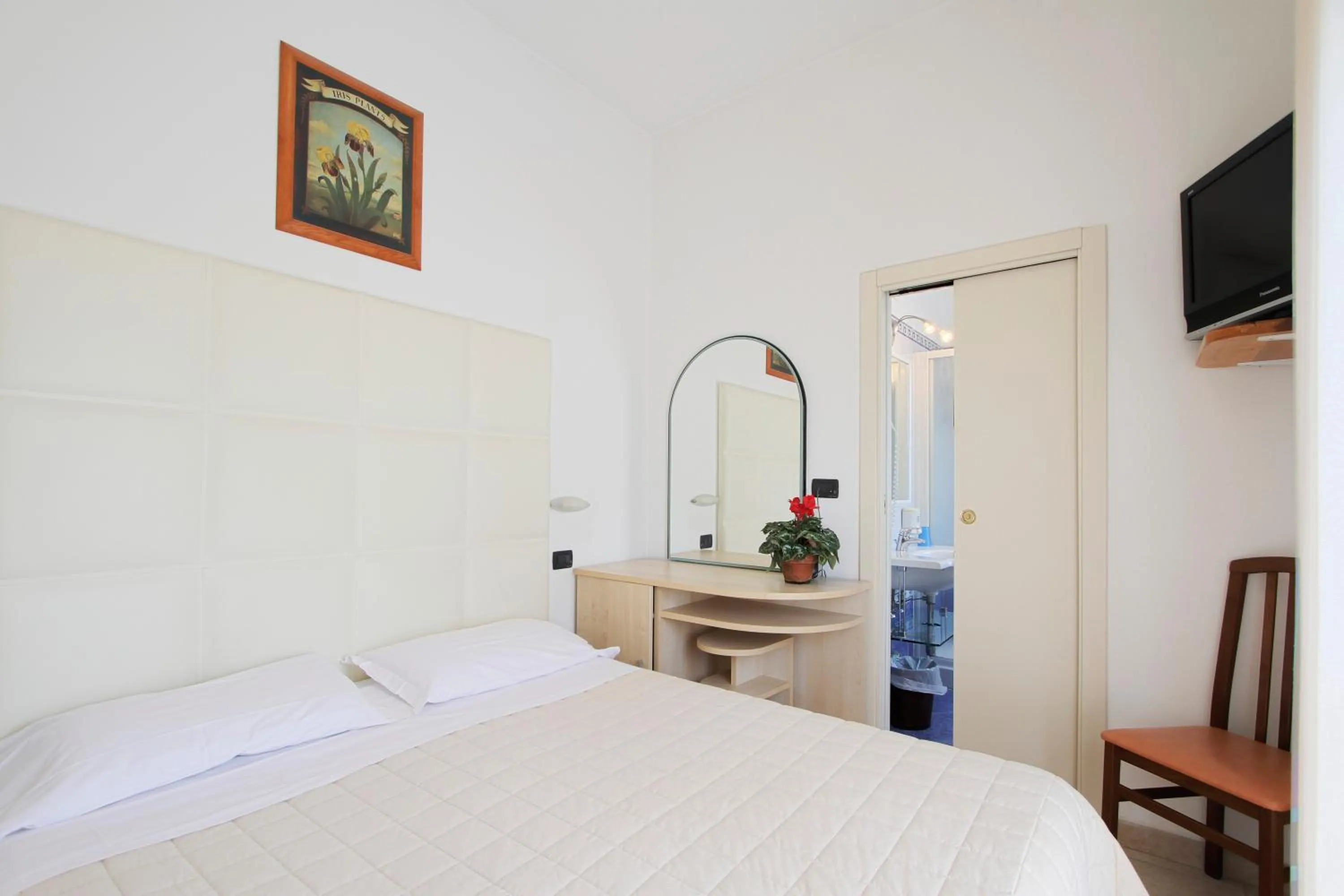 Bedroom, Bed in Hotel Flora