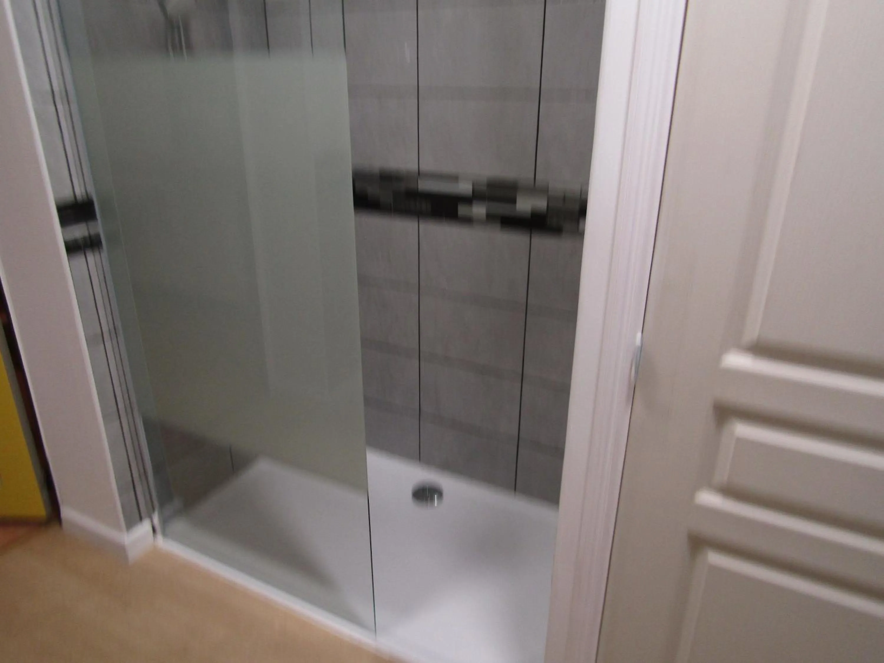 Shower in Au Nid du Thil