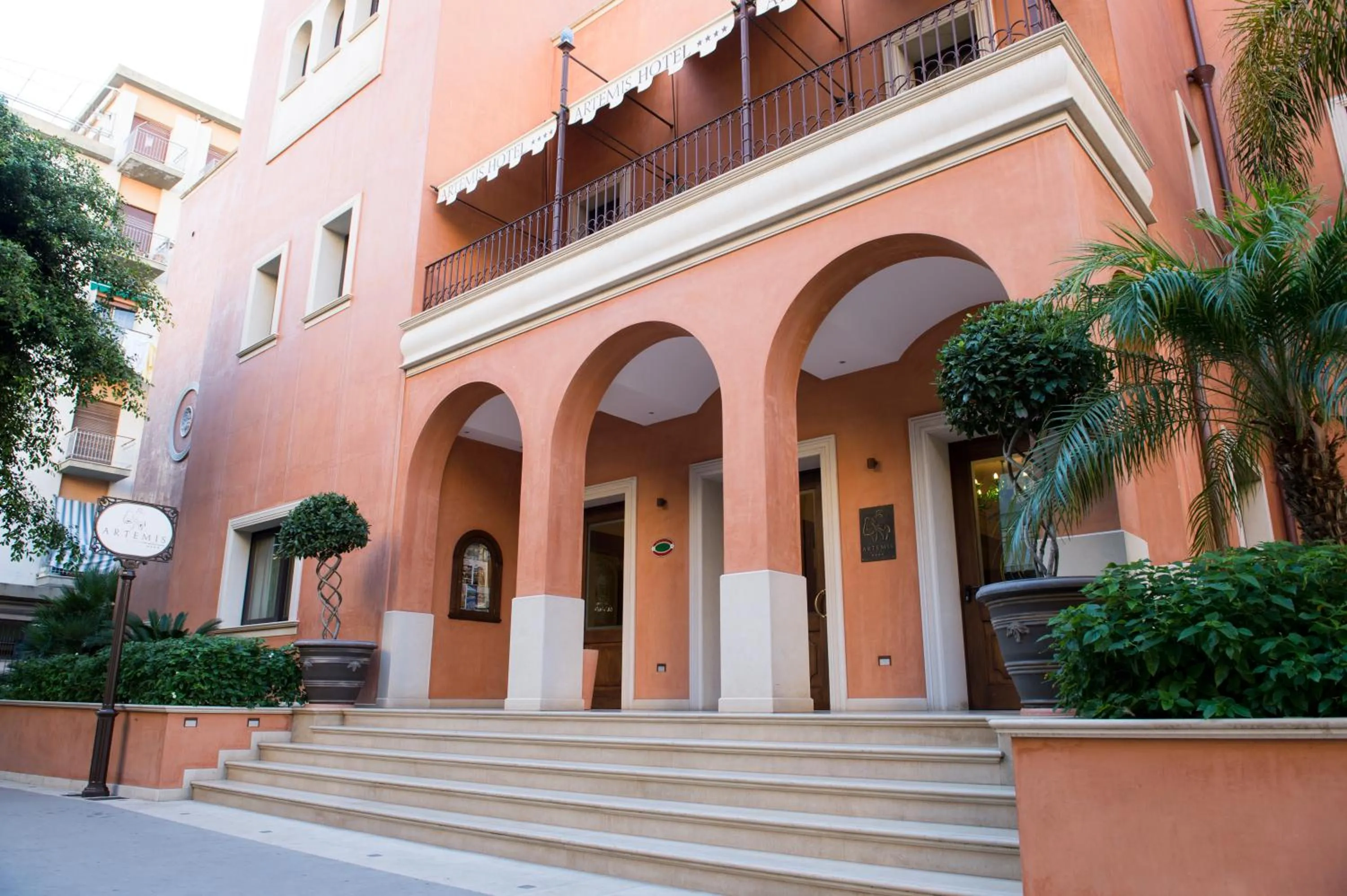 Facade/entrance in Artemis Hotel