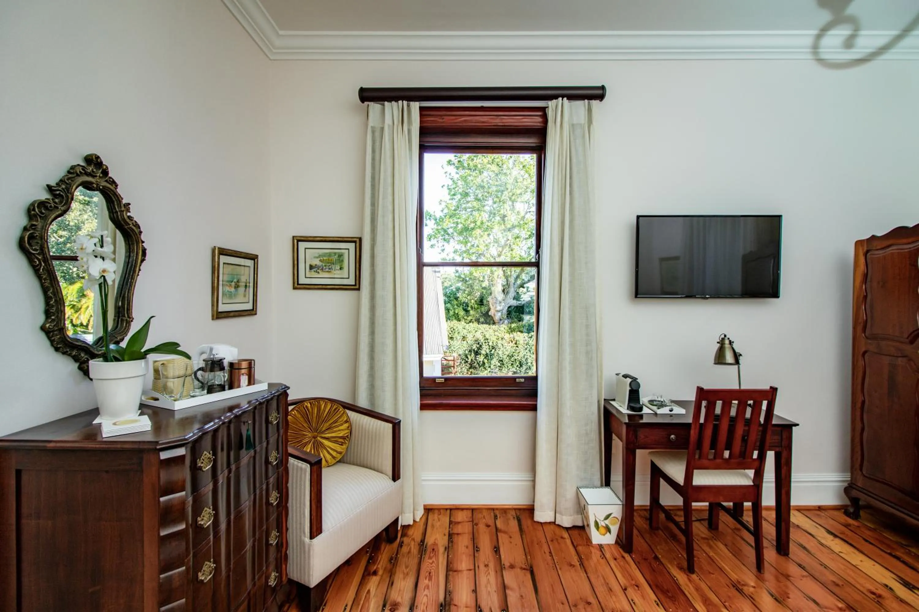 TV and multimedia in Carmichael House Boutique Hotel