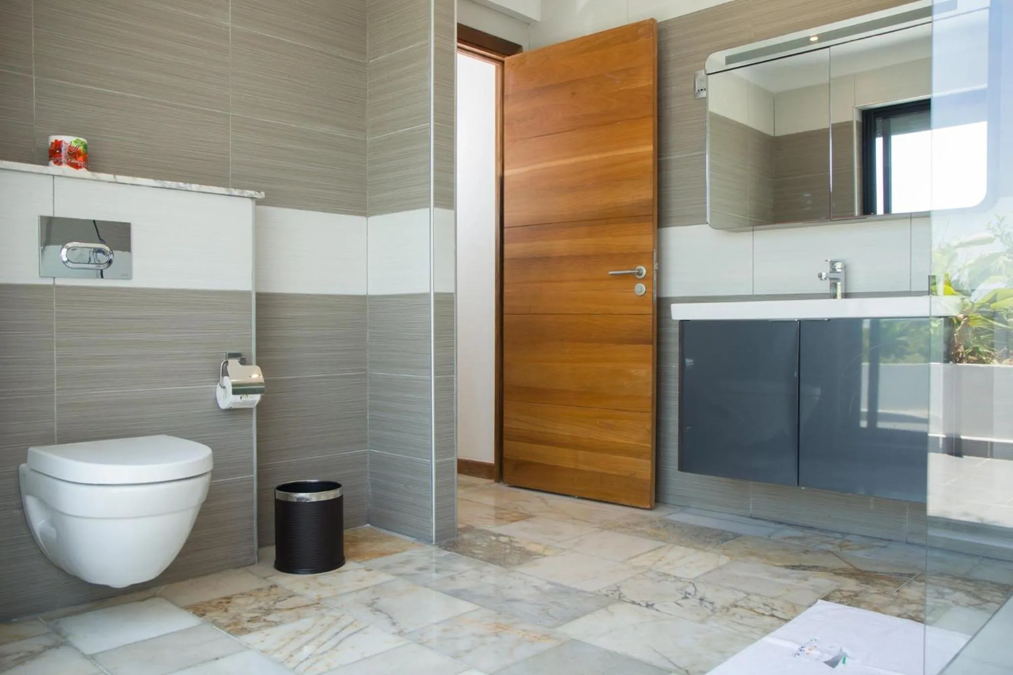 Toilet in The Streamliner Hotel Apartment