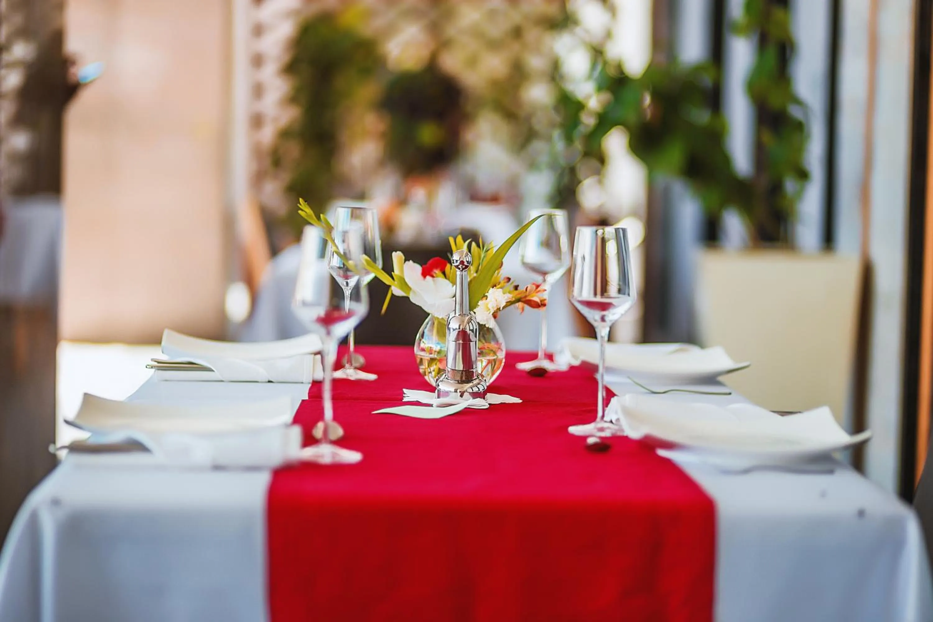 Restaurant/places to eat in The Streamliner Hotel Apartment