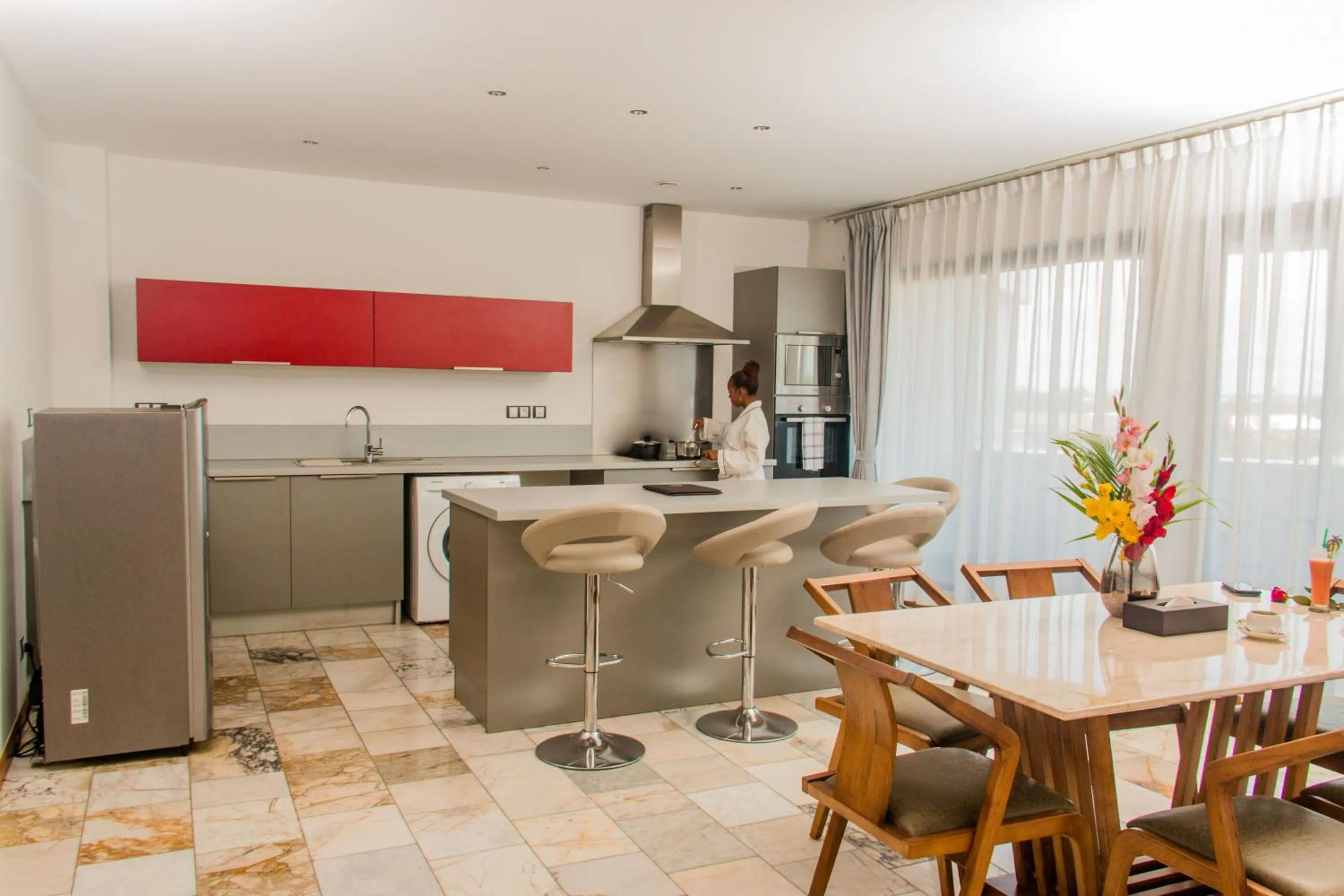 Kitchen or kitchenette in The Streamliner Hotel Apartment