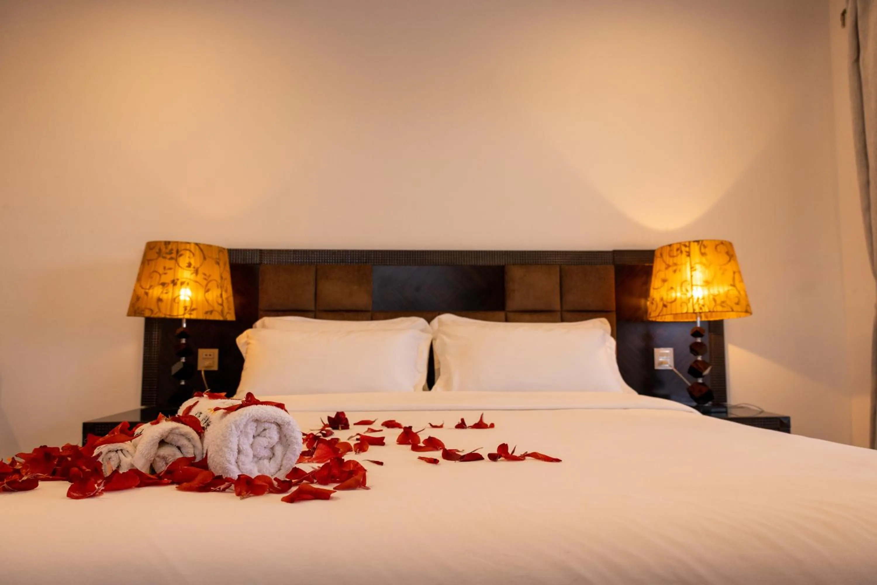 Bed in The Streamliner Hotel Apartment