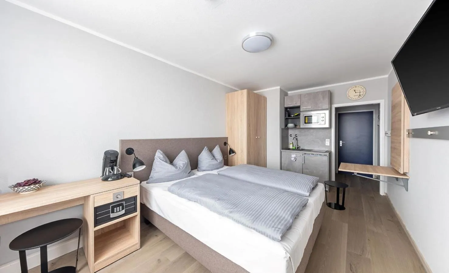 Photo of the whole room, Bed in centerroom München City