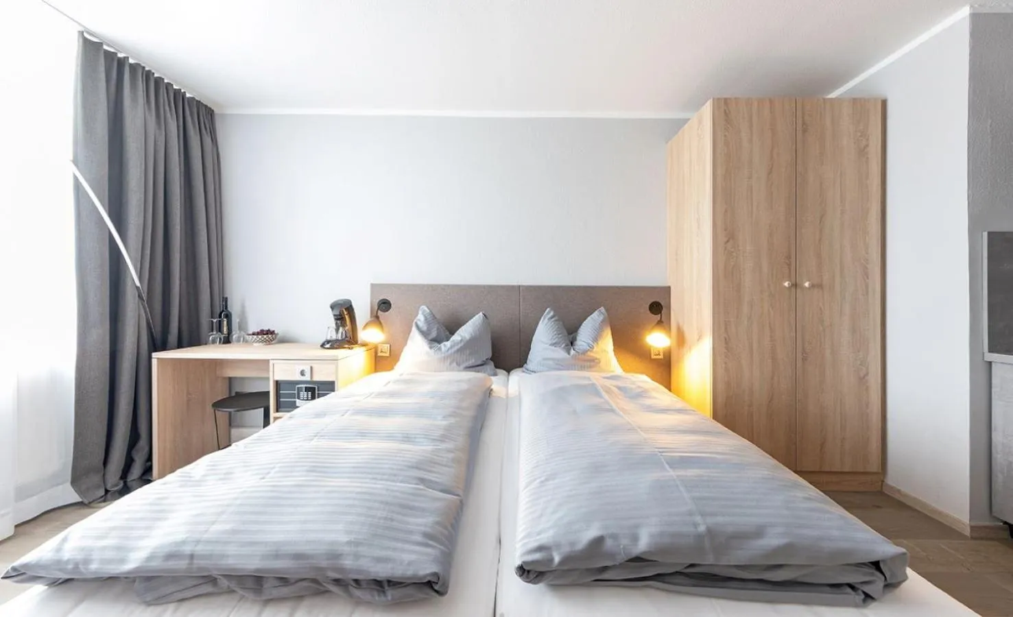 Photo of the whole room, Bed in centerroom München City