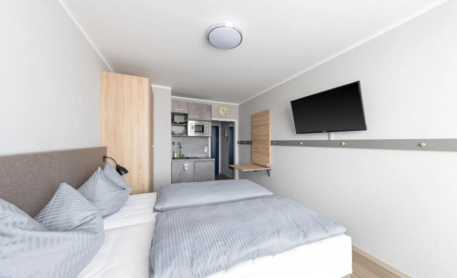 Communal lounge/ TV room, Bed in centerroom München City