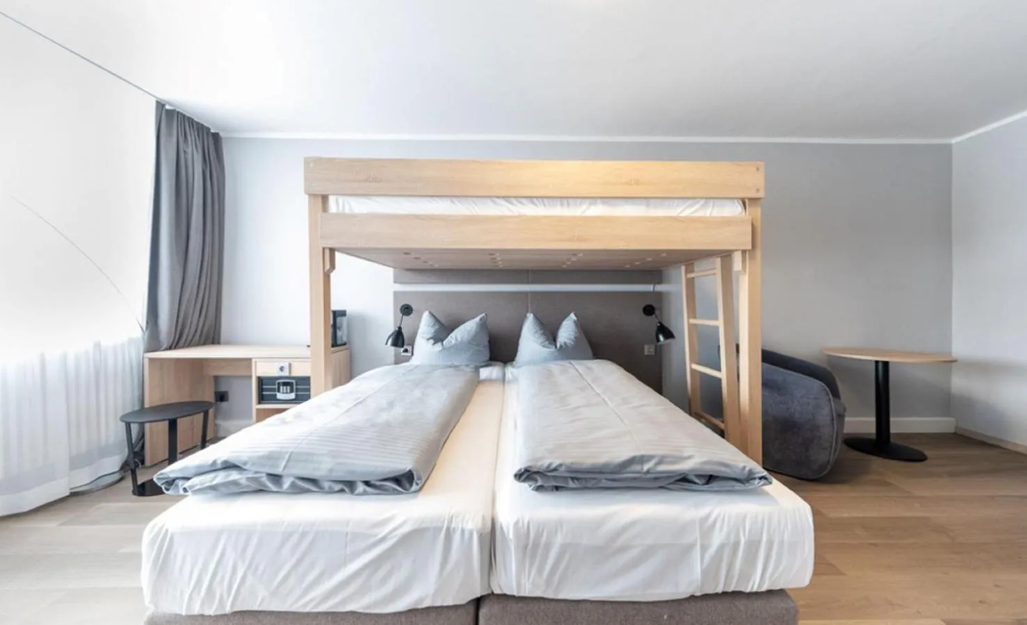 Photo of the whole room, Bed in centerroom München City