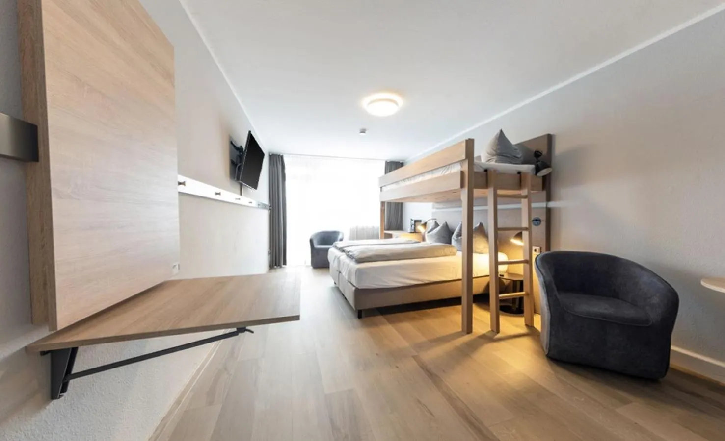 Photo of the whole room, Bed in centerroom München City