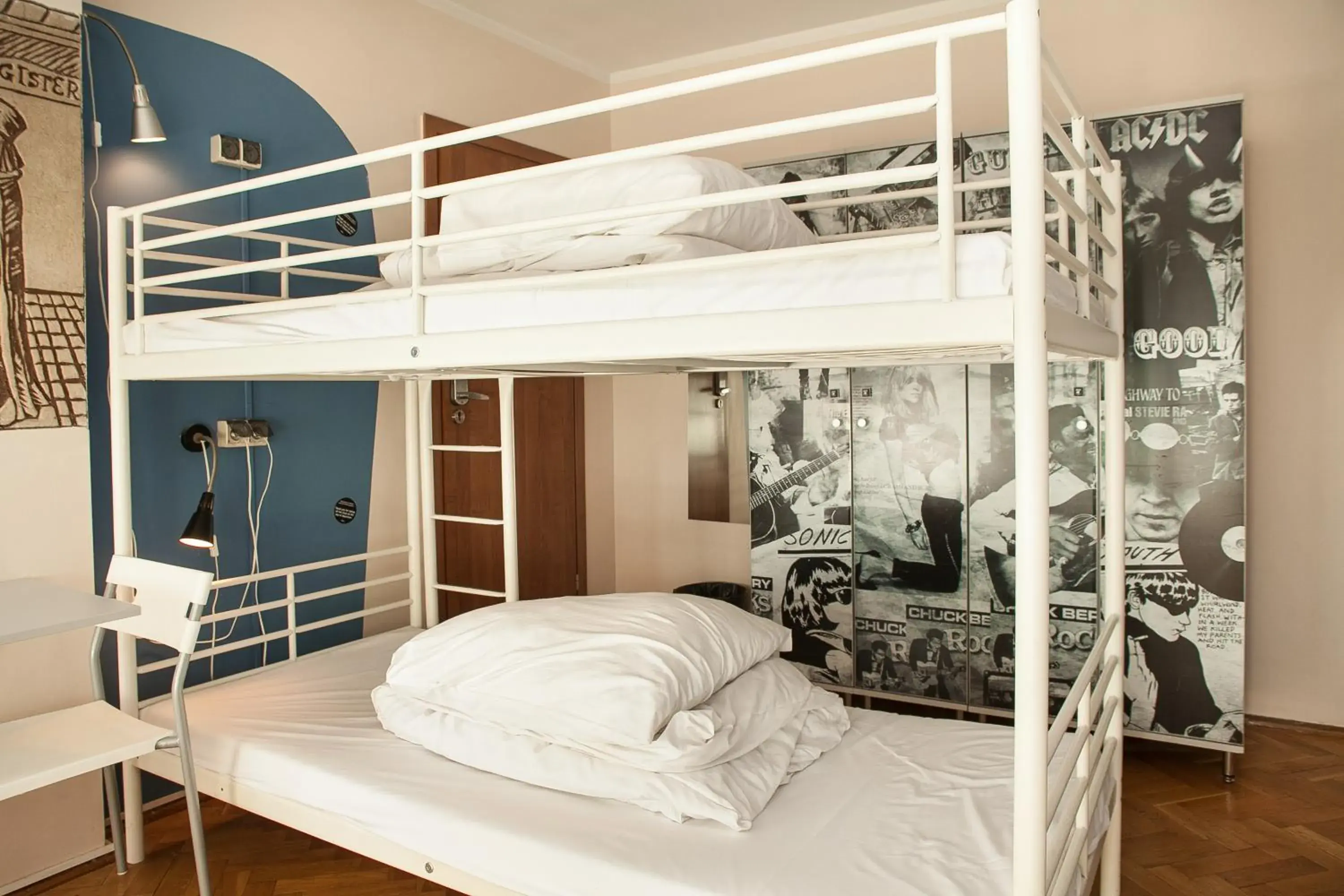 Bed in 8-Bed Dormitory Room in La Guitarra Hostel Gdańsk Bed in 8-Bed Dormitory Room in La Guitarra Hostel Gdańsk