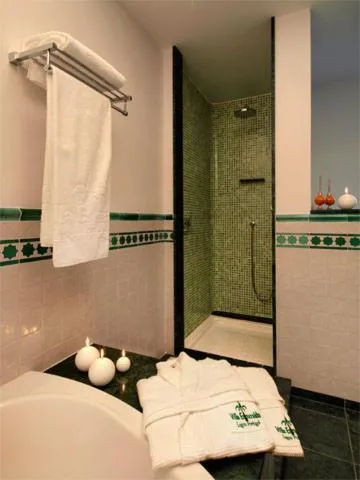 Shower, Bed in Villa Esmeralda