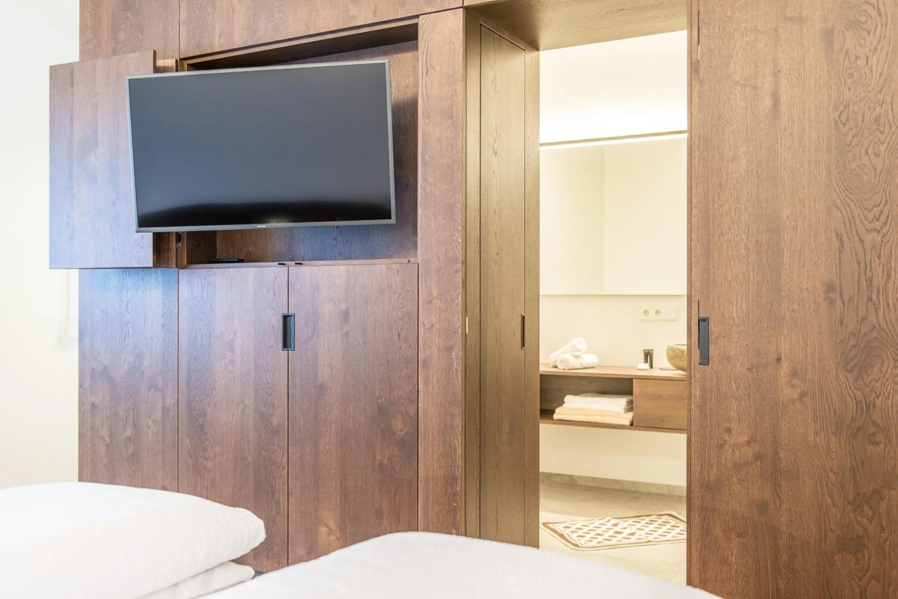 Communal lounge/ TV room, Bed in Mountain Residence Montana