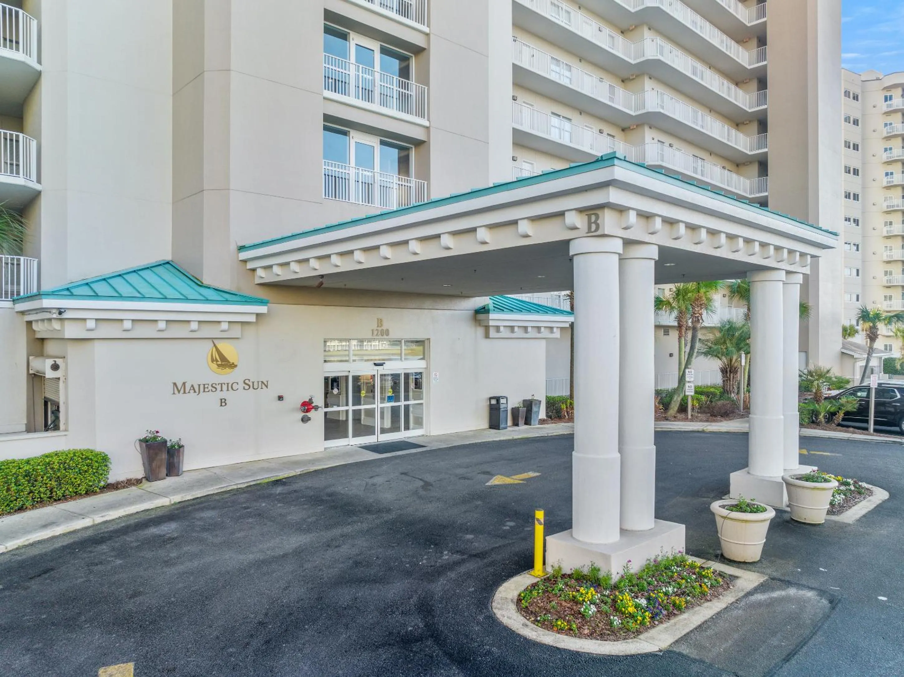Property building in Majestic Sun Beach Resort by Panhandle Getaways