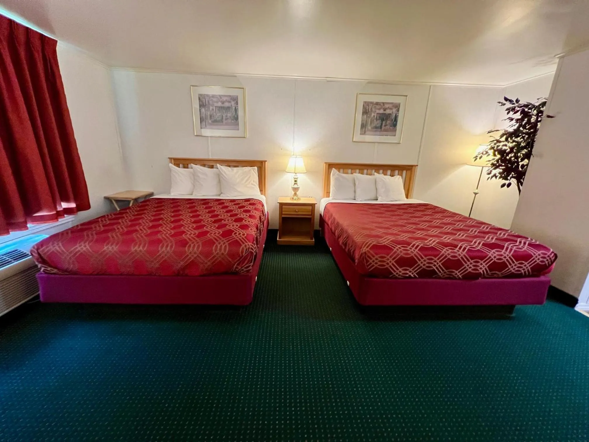 Bed in Rodeway Inn & Suites Brunswick near Hwy 1