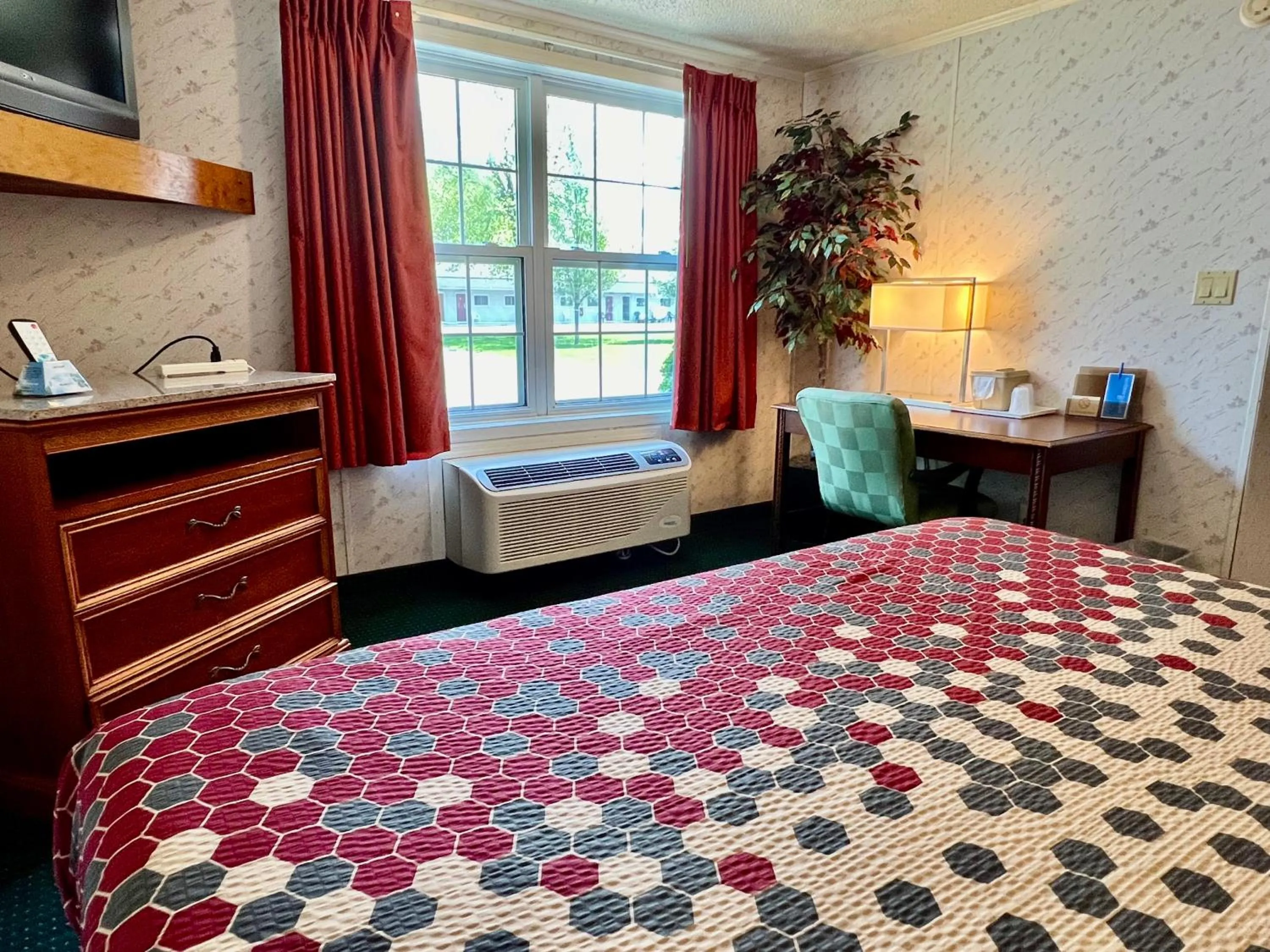 Bed in Rodeway Inn & Suites Brunswick near Hwy 1