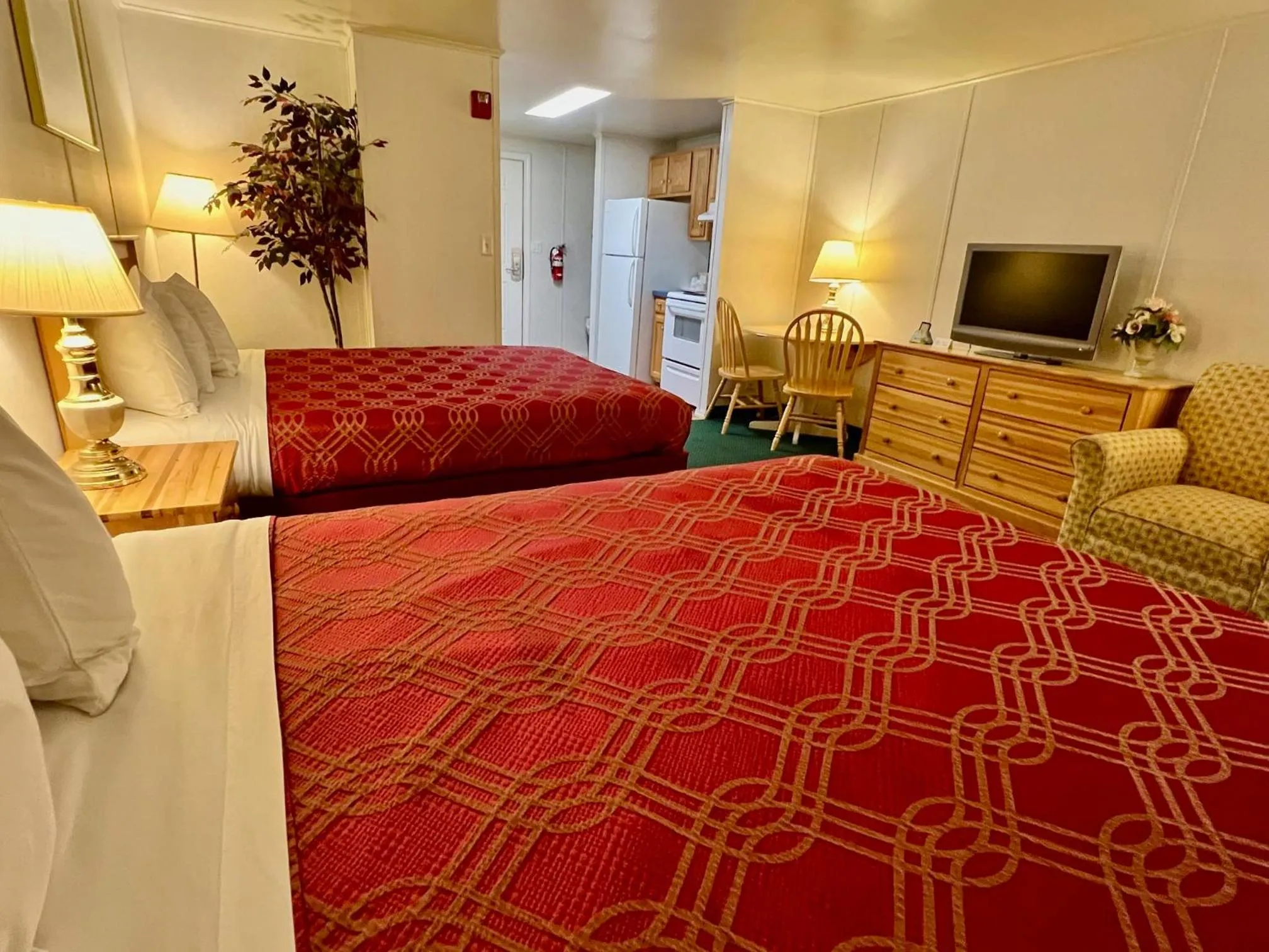 Bed in Rodeway Inn & Suites Brunswick near Hwy 1