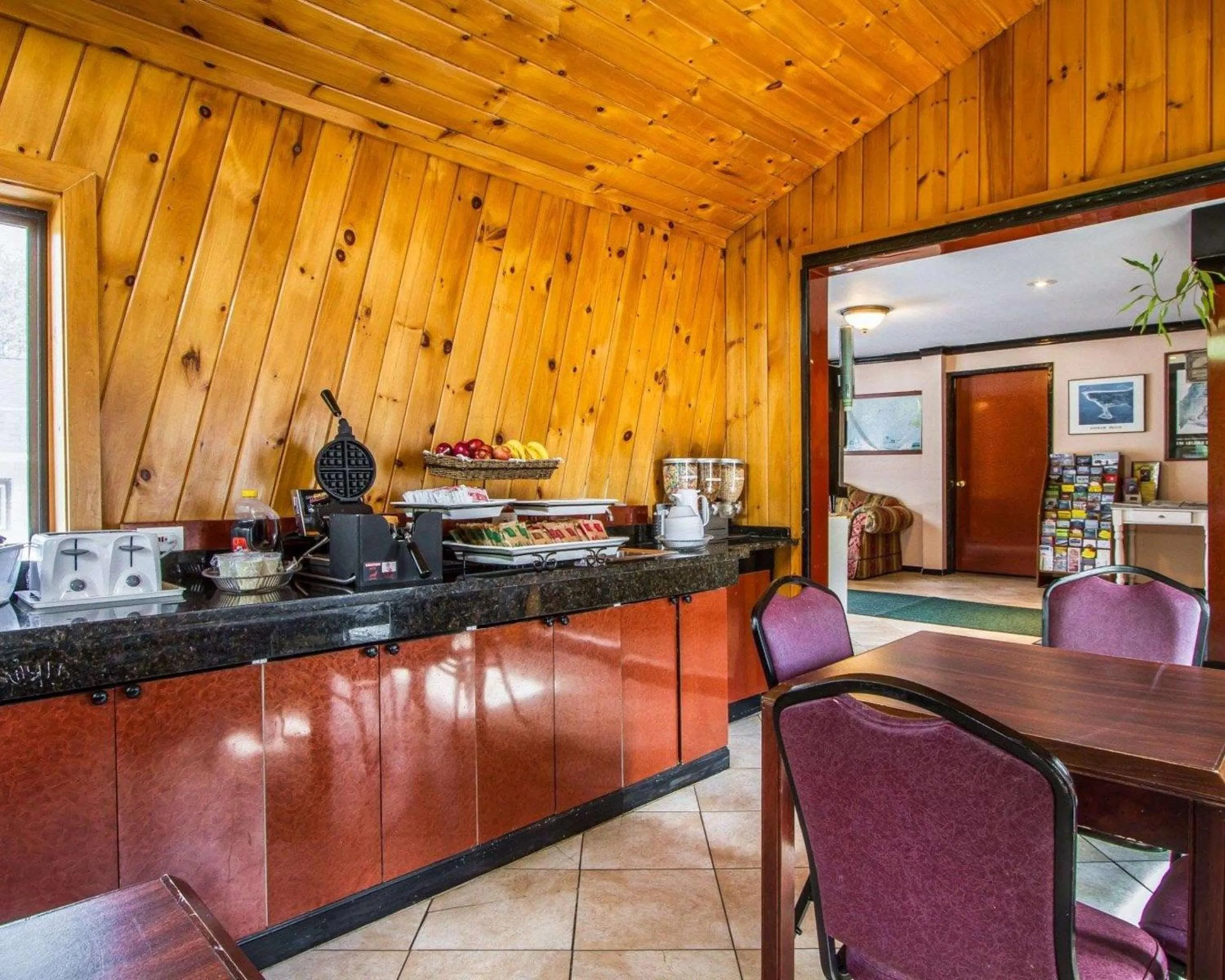 Restaurant/places to eat in Rodeway Inn & Suites Brunswick near Hwy 1